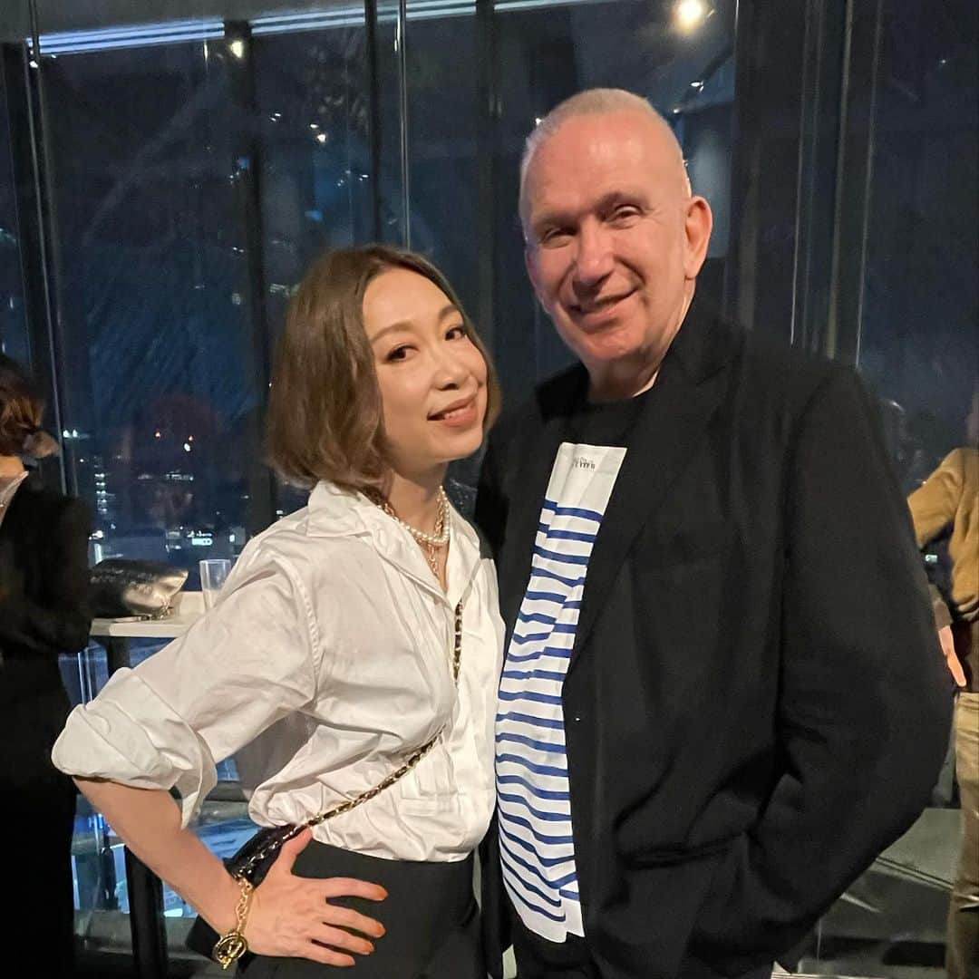 野宮真貴のインスタグラム：「. ジャンポール・ゴルチエ @jeanpaulgaultier の『ファッション・フリーク・ショー』 @jpg_ffs_jp へ！  楽しかった！清々した！元気出た！ 今年最高のカタルシス！ 必要だったのは、こんなゴージャスでエレガントな馬鹿騒ぎ！ この数年知らず知らずに心と身体にブレーキをかけていたのかもね。  80s、90sの音楽とゴルチエの作り出すファッションをリアルタイムに体感した私としてはあの頃のワクワク感にすっかり酔いしれました🥹 もちろん若い人にも是非観てほしい最高のファッション・レビューショーです！  アフターパーティで、ムッシュ・ゴルチエにもお会い出来て嬉しかったな。 いつもの愉快な仲間達と一緒に大いに盛り上がった渋谷の夜でした⭐️  是非、一番好きな服で着飾って足を運んでね！  https://theatre-orb.com/s/lineup/23_fashionfreakshow/  #jeanpaulgaultier #ジャンポールゴルチエ#fashionfreakshow#ファッションフリークショー#シアターオーブ#野宮真貴#missmakinomiya」