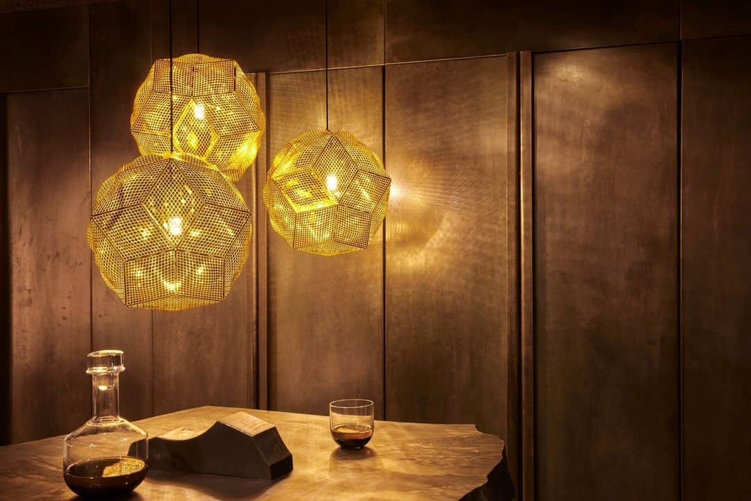 トム ディクソンのインスタグラム：「New PUFF pendants illuminating our TANK glassware photographed here at @silverleaf_bar⁠. ⁠ ⁠ Silverleaf was designed by Tom Dixon's @designresearchstudio and is located on the 3rd floor of Devonshire House on Bishopsgate Plaza, London. ⁠ ⁠ @peer_lindgreen⁠ @designresearchstudio⁠ @panpacificlondon」