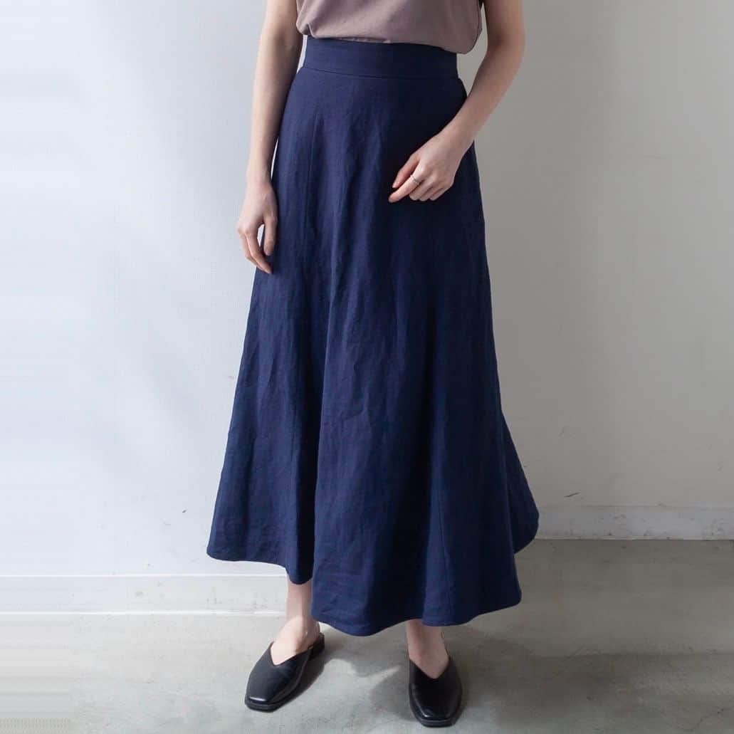 Factelier(ファクトリエ)さんのインスタグラム写真 - (Factelier(ファクトリエ)Instagram)「【エレガントだけどラクに穿けるフレンチリネン素材のスカート】 . 涼しくて夏らしく、これからの時期に着たくなるリネン素材。 . ですが、リネン素材のスカートというとナチュラル過ぎてしまったり、カジュアルなものも多く、お洒落着として着るには少しハードルを感じる方もいるかもしれません。 . そこで、今回は「大人の女性が、お洒落着として楽しめるエレガントなリネンスカート」を、熊本のスカート工場「デ・アイ」と一緒にお作りしました。 . . <特徴> . ■ふわっとエレガントに広がる 　メリハリのあるフレアシルエット . ■お腹&ヒップラインをカバーする 　ウエストのデザイン . ■ウエストゴム&ポケット付きで 　ストレスフリーな穿き心地 . ■高級感のあるリネン素材ながら 　自宅洗いも可能 . ■夏でも蒸れずに快適 　通気性の良いトリコット素材の裏地 . . ▶︎フレンチリネンマキシスカート color：ネイビー、ベージュ size：38(36-38)/40(38-40) price：¥ 17,380 . . ---------- 語れるもので日々を豊かに . ファクトリエはメイドインジャパンの工場直結ファッションブランドです。 職人の情熱と最高の技術がつまった、人に語りたくなるものを長く大切に使ってもらいたい、そんな想いと共に語れる本物をお届けします。 . ▽公式サイトはプロフィールのURLから @factelier . #ファクトリエ #factelier #DEAI #メイドインジャパン #日本製 #ベーシック #良いものを長く #クラフトマンシップ #語れるもので日々を豊かに #リネン #リネンスカート #リネンマーメイドスカート #フレンチリネン #マーメイド #マーメイドスカート #麻スカート #椿オイル #椿オイル加工」5月21日 20時00分 - factelier
