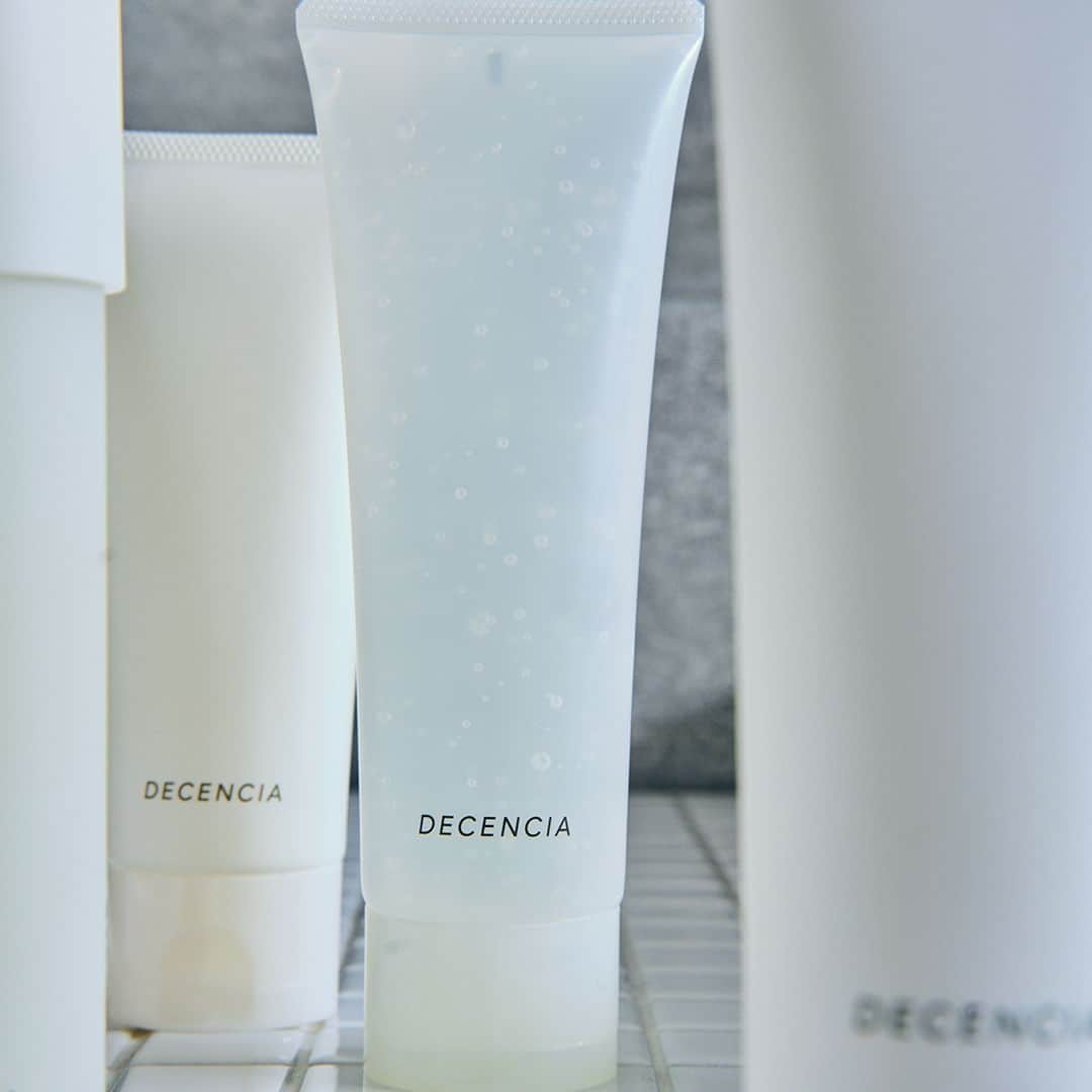 DECENCIA(ディセンシア)のインスタグラム：「. ディセンシア クレンジング ジェルは、ぷるぷるとした水感のジェルタイプのクレンジング。 メークオフしながら角層を清潔に保ち、毛穴が目立ちにくい、つるんとなめらかな肌へ洗い上げます。  【特長】 ●ぷるんとした厚みのあるジェルが密着し、肌をやさしく包み込む。 ●キメや毛穴の奥に入り込んだ、メーク汚れや皮脂汚れをキャッチ。 ●うるおいを与えながら、つるんとなめらかな洗い上がり。  メーク汚れだけではなく、毛穴目立ちの原因となる不飽和脂肪酸もすっきり洗い流します。  #ディセンシア #DECENCIA #肌の不公平をなくす #角層サイエンス #エイジングケア  #水感クレンジング #大人には大人の洗顔 #洗顔 #クレンジング #ジェルクレンジング #クレンジングジェル #クレンジングクリーム #敏感肌 #ゆらぎ肌 #毛穴 #角層 #角層ケア #私の角層ケア」