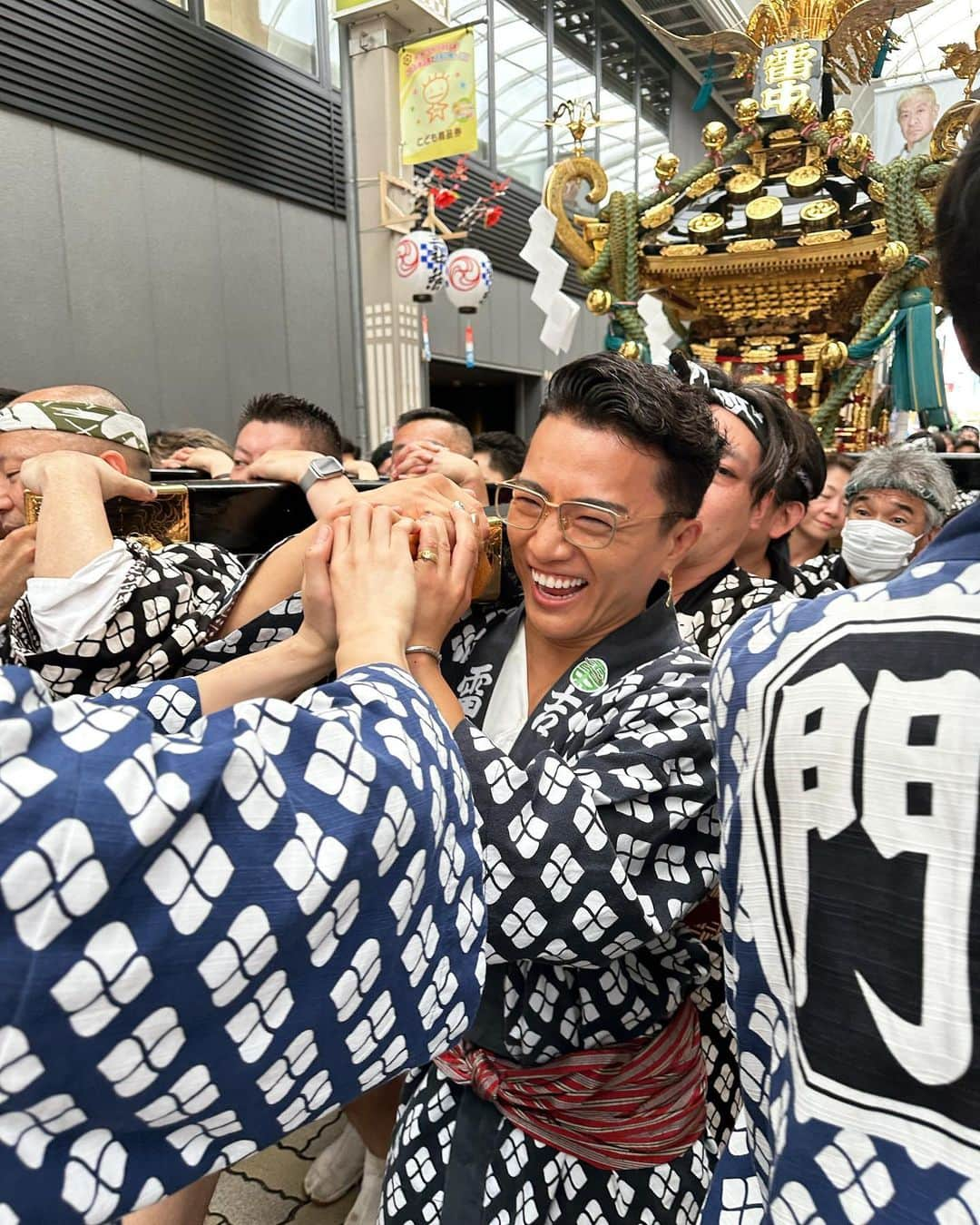 Yushi Sakuraさんのインスタグラム写真 - (Yushi SakuraInstagram)「三社祭最高だったなー✨  憧れの神輿担ぐことできたし祭りの熱気を初めて肌で感じることができてまたやりたいと思った🔥  おじいちゃんになっても気合い入れて神輿担ぐ姿はかっこいいなって思った👏  日本ならではの行事っていいよね🪘  #浅草#三社祭」5月21日 20時00分 - yushi0409