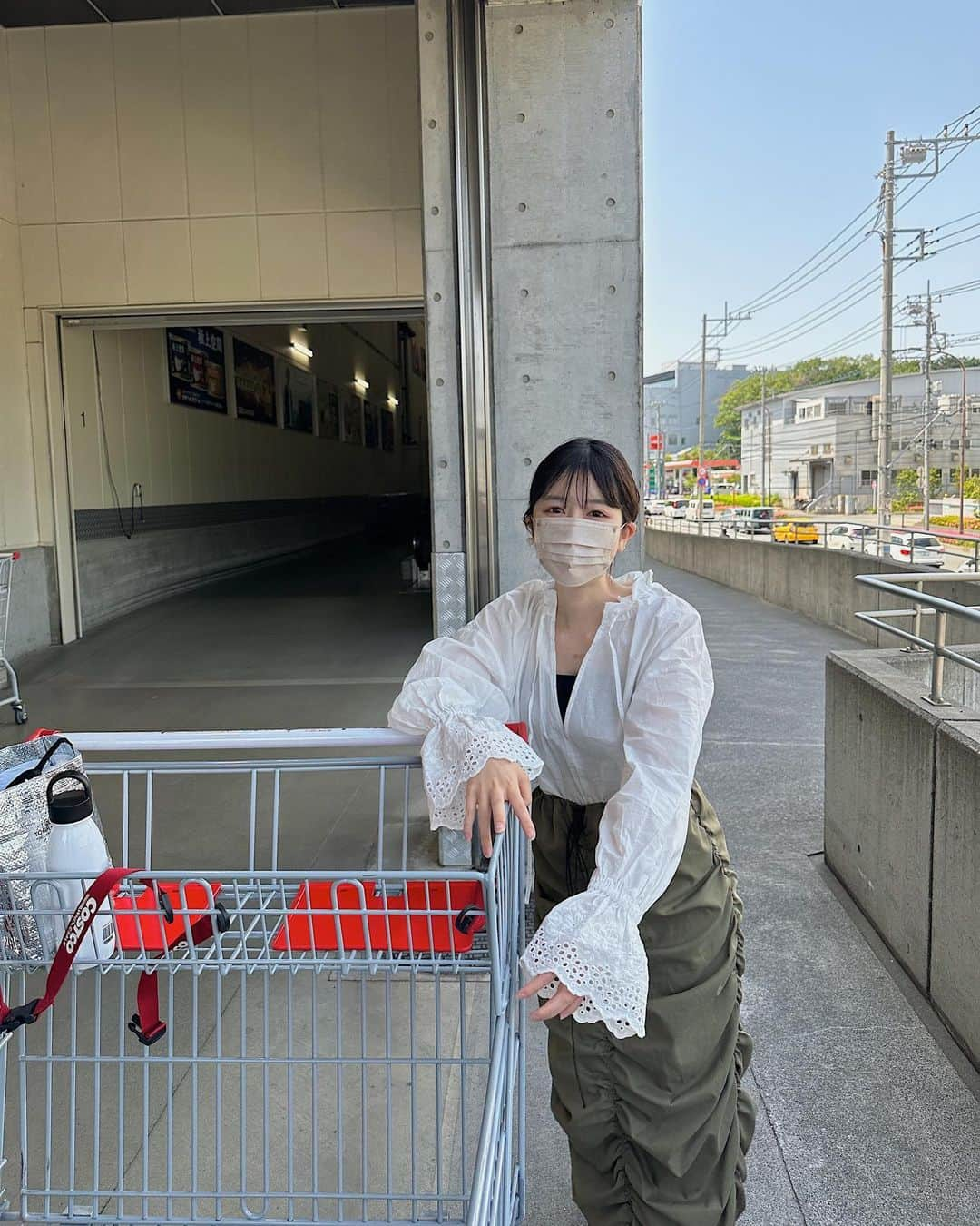 るっこさんのインスタグラム写真 - (るっこInstagram)「腰の病院からのCOSTCOで買い出し🛒 ホットドックはいつも玉ねぎマシマシのドリンクは絶対マウンテンデュー🥤⛰ (チーズバーガーはれんちゃんの)  袖フリフリが可愛いブラウスは @bonjoursagan  袖にボリュームの出るブラウス大好き。  ギャザーで作られたシルエットがお気に入りのスカートは@chuclla_official  かしめぐさんのpopupで買ったもの♡✨ @kasimegu   #ruko_mama #bonjoursagan #chuclla」5月21日 20時00分 - rukkoooy