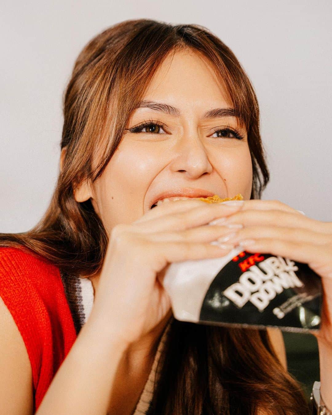 Kathryn Bernardoさんのインスタグラム写真 - (Kathryn BernardoInstagram)「Have you heard the good news? #KFCDoubleDownIsBack! Satisfy your cravings with @kfcphilippines' iconic no-bun and all-meat goodness, available for a limited time only. Because #LegendsEatLegends! 😋」5月21日 20時01分 - bernardokath
