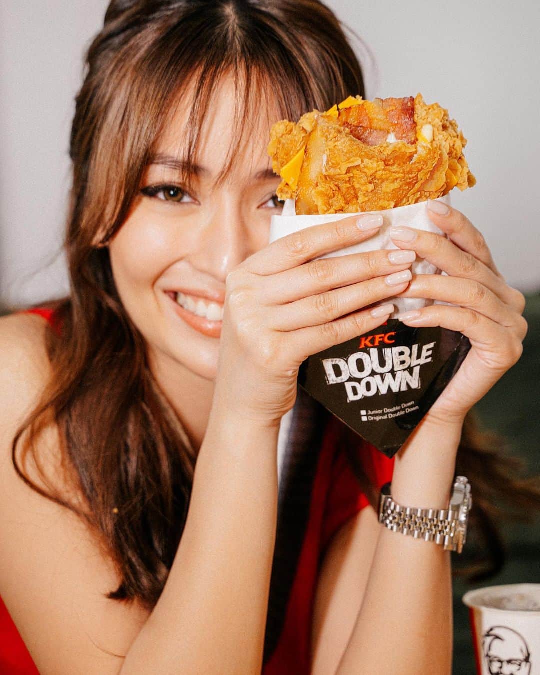 Kathryn Bernardoさんのインスタグラム写真 - (Kathryn BernardoInstagram)「Have you heard the good news? #KFCDoubleDownIsBack! Satisfy your cravings with @kfcphilippines' iconic no-bun and all-meat goodness, available for a limited time only. Because #LegendsEatLegends! 😋」5月21日 20時01分 - bernardokath