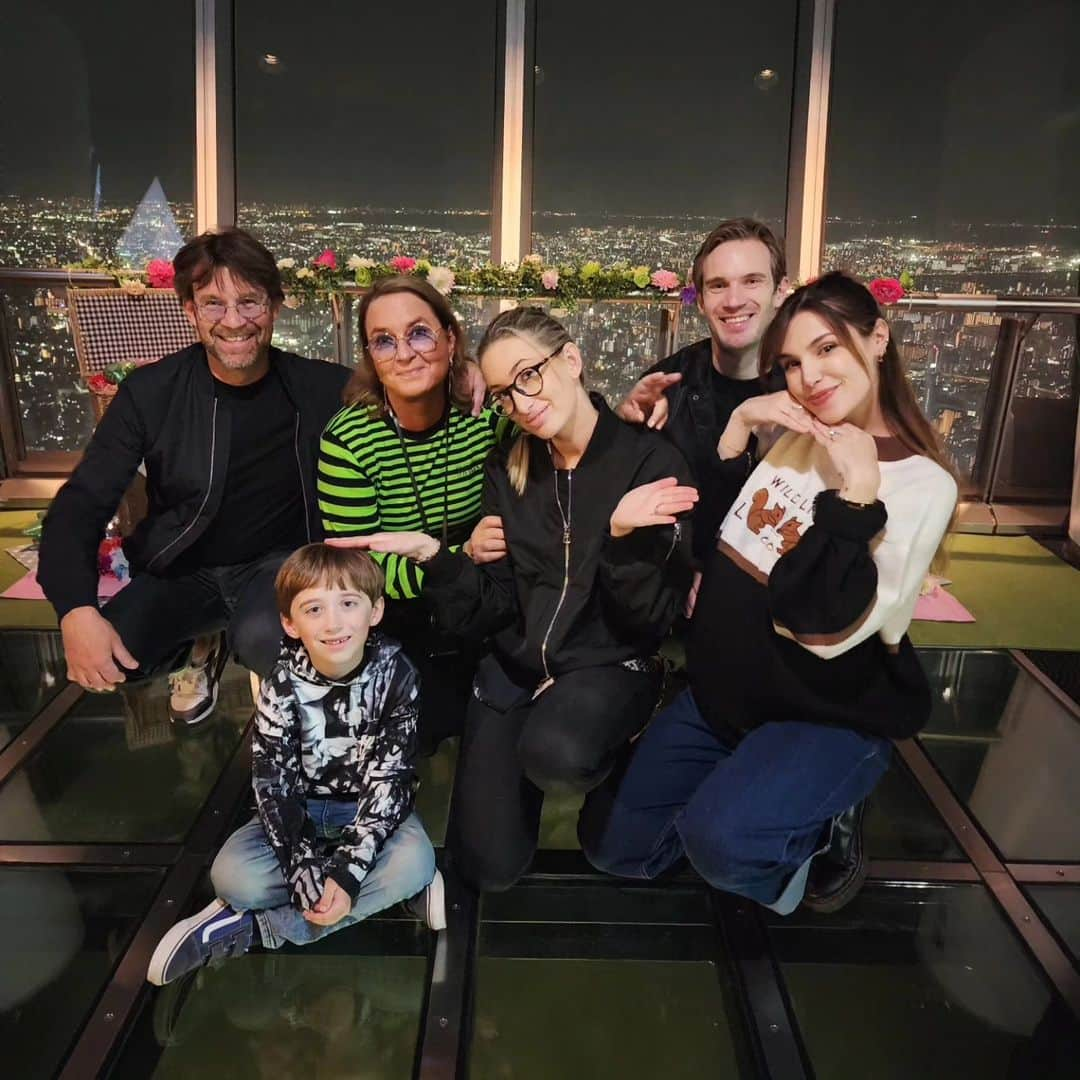 ピューディパイさんのインスタグラム写真 - (ピューディパイInstagram)「Fam came to visit! 🇸🇪🇯🇵」5月21日 20時01分 - pewdiepie