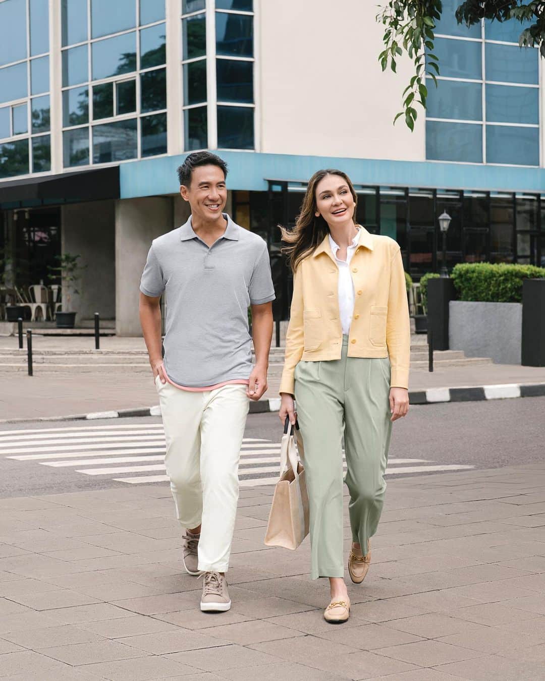 ルナ・マヤのインスタグラム：「Gak kerasa udah 10 tahun @uniqloindonesia hadir di Indonesia dan jadi bagian dari hidup aku. Selama 10 tahun ini pilihanku selalu pake outfit-outfit dari UNIQLO, karena aku gak mau ribet kalo urusan baju yang dipake buat sehari-hari atau kumpul bareng temen. Aku selalu cari outfit yang nyaman dan kalo mix and match pun gampang.  Di UNIQLO banyak banget pilihan dari mulai t-shirt, kemeja, variasi celana, yang bisa aku mix and match, style nya membuat complete moment-moment ku saat weekdays maupun weekend.  Kalo kamu ada moment menarik apa saat pake UNIQLO selama 10 tahun ini? Coba ceritain di comment ya  #UniqloIndonesia10th #UniqloIndonesia #UniqloLifeWear」