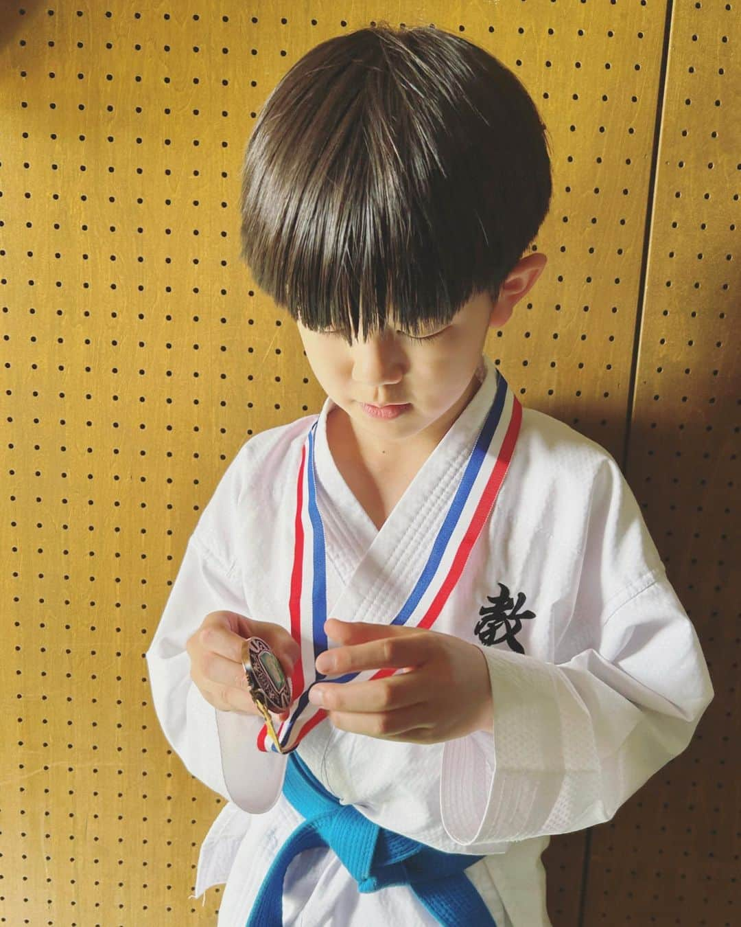 高見まなみのインスタグラム：「9歳おめでとう🎂5.19  9歳になって、一発目の試合🥋5.21   世田谷区空手道選手権大会で、 個人組手3位🥉 よくがんばりました🥹👏👏👏  最近は、深い話もできるようになってきて、 "いいやつだな〜"って思うよ。  感動をありがとう❤️  #9yearsold  #小学3年生  #プレゼントのリクエストは #色鉛筆180色」