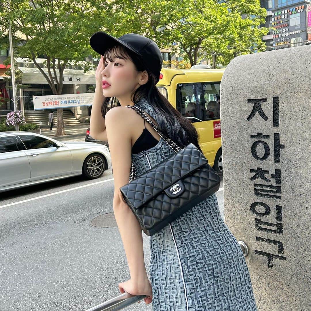 えみ姉のインスタグラム：「ㅤ 🇰🇷1日目コーデ♡ ノースリーブでも汗かくほど暑かった🤯 ㅤㅤ 本当に久しぶりにお酒を許可して まともに飲んだら美味しかったです🍷 ㅤ」