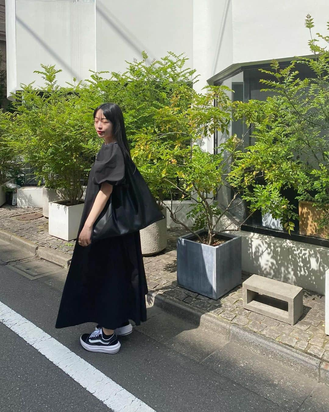 吉田佳菜のインスタグラム：「ㅤㅤㅤㅤㅤㅤㅤㅤㅤㅤㅤㅤㅤ ㅤㅤㅤㅤㅤㅤㅤㅤㅤㅤㅤㅤㅤ 1枚目、寝てる、、😴  ソールにボリュームがあるタイプのVANSは 子供の頃に持ってたお気に入りのスニーカーに似てて なんか懐かしい気持ち♡  #ちわこの休日 #ちわcode #ブラックコーデ #ワントーンコーデ  #厚底 #ヴァンズ #vansjapan」