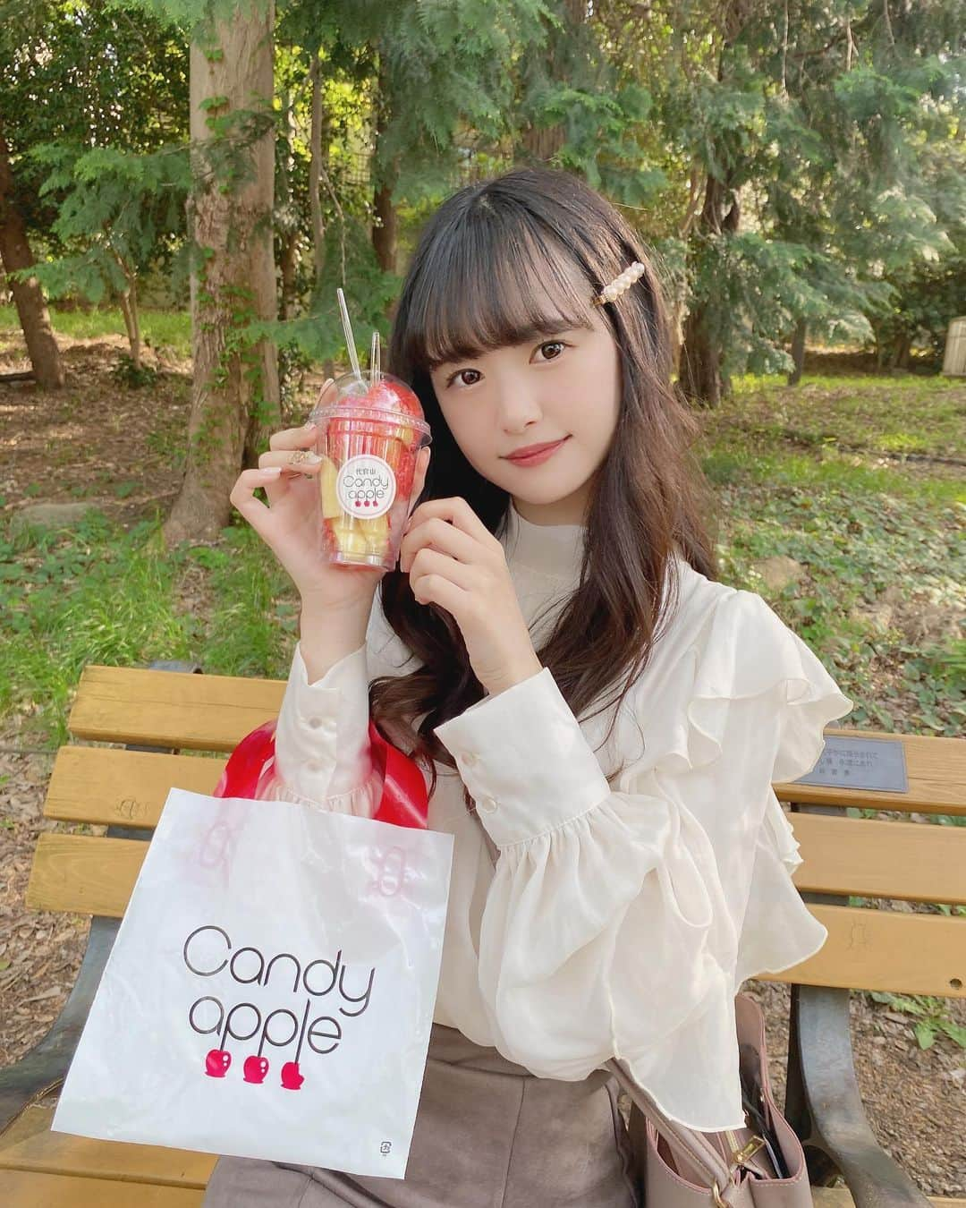 長南舞のインスタグラム：「念願のりんご飴〜🍎  よくTikTokとかで流れてくるから食べてみたかったの…美味しかった…🥲❤︎  #りんご飴 #りんご飴専門店 #candyapple #吉祥寺 #吉祥寺カフェ #fashion #ヘアアレンジ #巻き髪 #りんご #🍎 #代官山candyapple #丸井 #丸井吉祥寺店  #カフェ」