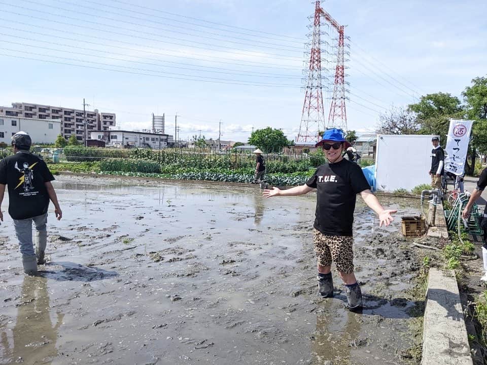 宮田麺児のインスタグラム：「今年の田植えにも 杉崎さん！ いつも ありがとうございますー！」