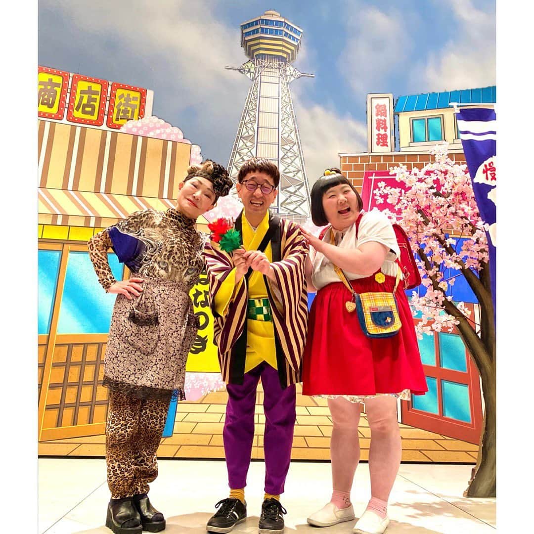 酒井藍のインスタグラム：「. 昨日の、お母ちゃんと大道芸人のボンさんと、同じ商店会のうどん屋の清水さんと、たこ焼き屋の吉田さんと写真撮ってもらったよー✌️  #昨日放送の #吉本新喜劇 #末成映薫 姉さん #ボンざわーるど さん #清水啓之 兄さん #森田まりこ 姉さん #吉田裕 兄さん #吉岡友見 ちゃん」