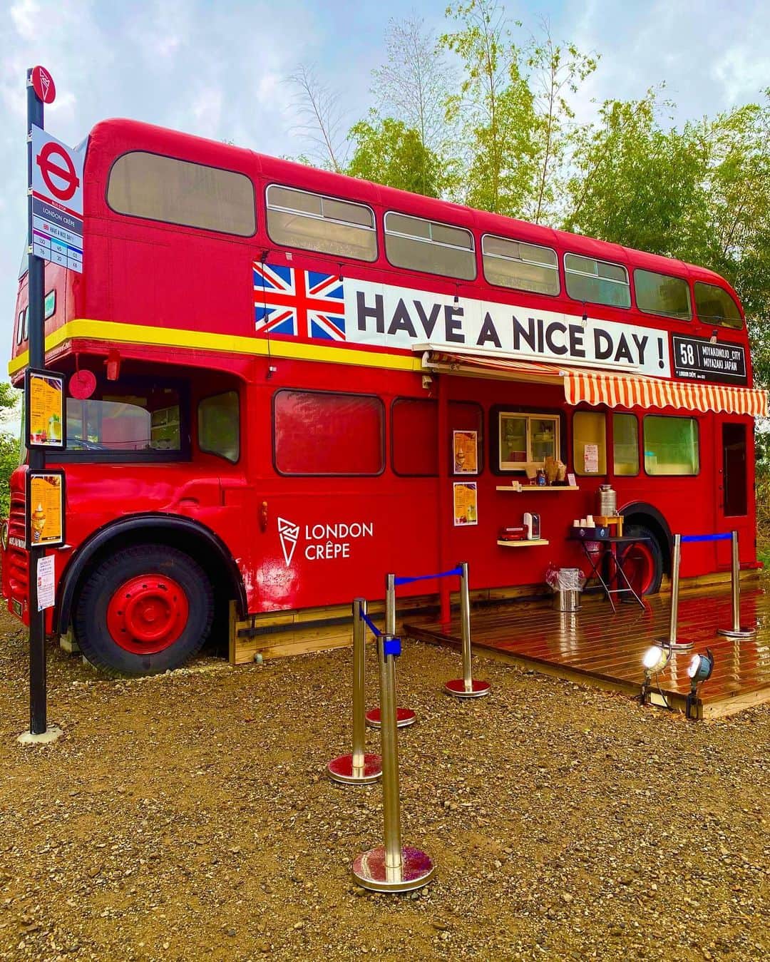 安室奈美恵　ファンアカウントさんのインスタグラム写真 - (安室奈美恵　ファンアカウントInstagram)「LONDON CREPE 🚌𓇬𓂂𓈒𓏸︎︎︎︎  1961年製のバスでロンドン市街をずっと走った後に宮崎のフェニックス動物園で使られてた歴史の深いバスがクレープ屋さんに🩵"  オープン待ちしてたから内観が撮れたけど速攻で満席になりました👀!!  凄いボリューム満点で美味しかったです🩵"  #ロンドンバス#ロンドンクレープ#londonbus#londoncrepe #都城カフェ #都城クレープ #都城スイーツ #宮崎カフェ#宮崎スイーツ#スイーツ巡り #スイーツ好きな人と繋がりたい #時差スタグラム」5月21日 20時18分 - shizuka1119214