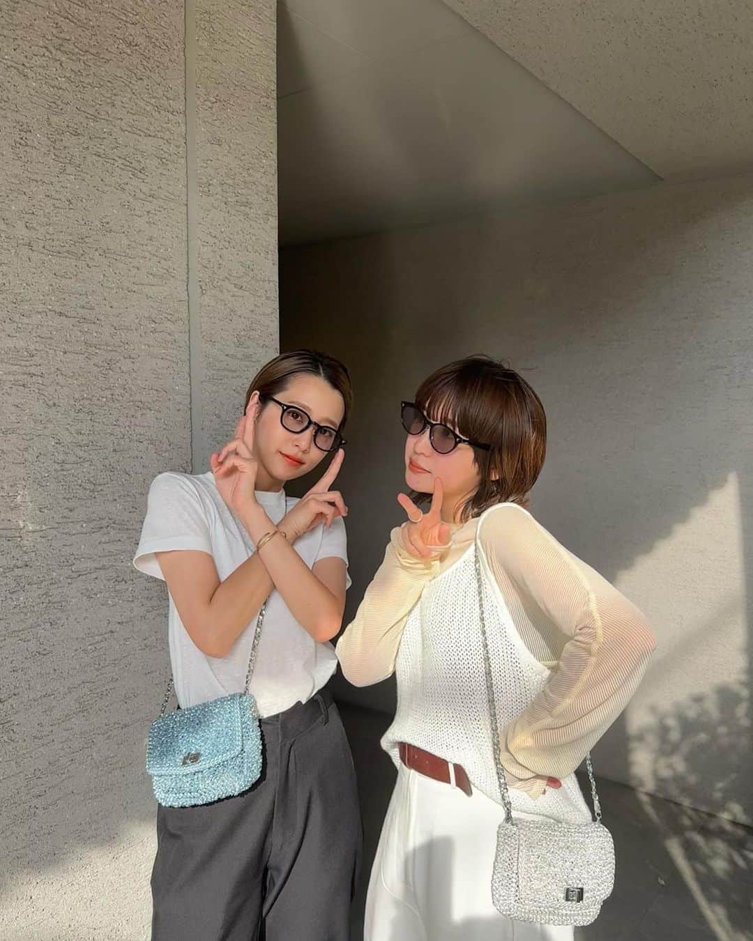 石田一帆さんのインスタグラム写真 - (石田一帆Instagram)「. 天気回復して気持ちよかった週末🪻  @fujisawamai とおそろバッグで📸 ばったりも含め、よーく会ってるのですが 昨日はカフェで、いまは外飲みな週末🍻笑  カジュアルにもオケージョンにもいける ANTEPRIMAはカラー展開たくさんあって 悩みましたがオケージョンでは黒率が高いので ポイントにしたくてブルーにしました🤍  @anteprima_japan #ik_code#anteprima#lucchetto#アンテプリマ#モノトーンコーデ」5月21日 20時19分 - ishidakazuho