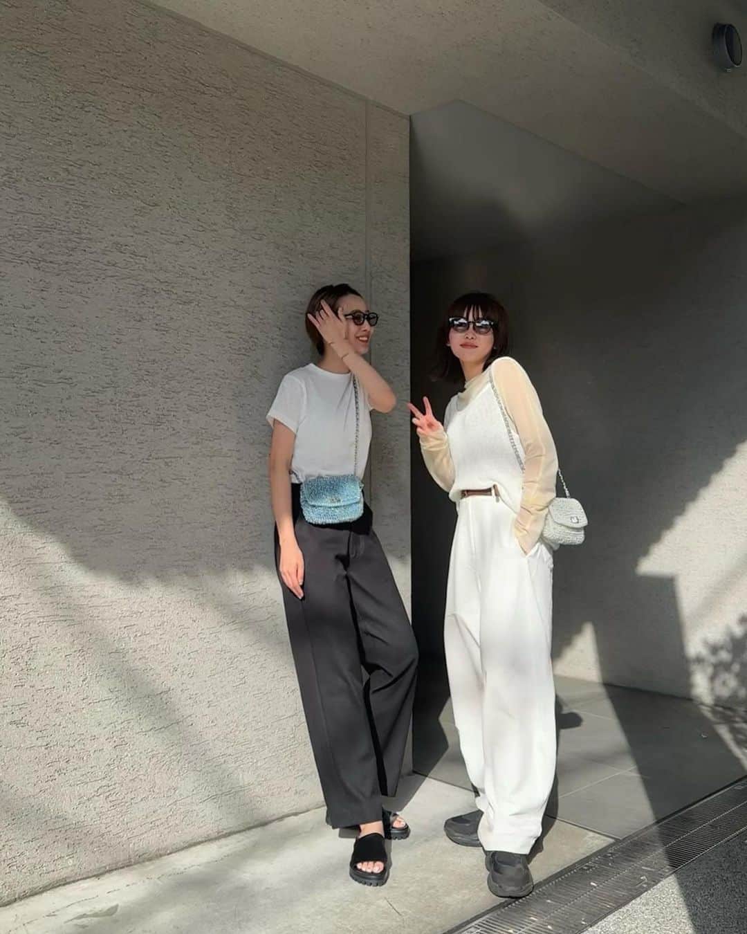 石田一帆さんのインスタグラム写真 - (石田一帆Instagram)「. 天気回復して気持ちよかった週末🪻  @fujisawamai とおそろバッグで📸 ばったりも含め、よーく会ってるのですが 昨日はカフェで、いまは外飲みな週末🍻笑  カジュアルにもオケージョンにもいける ANTEPRIMAはカラー展開たくさんあって 悩みましたがオケージョンでは黒率が高いので ポイントにしたくてブルーにしました🤍  @anteprima_japan #ik_code#anteprima#lucchetto#アンテプリマ#モノトーンコーデ」5月21日 20時19分 - ishidakazuho