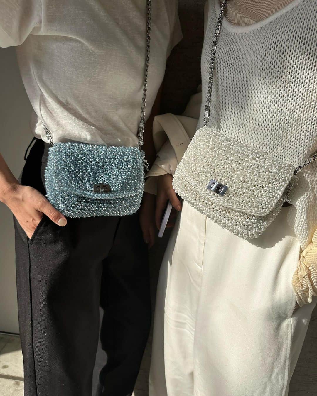 石田一帆さんのインスタグラム写真 - (石田一帆Instagram)「. 天気回復して気持ちよかった週末🪻  @fujisawamai とおそろバッグで📸 ばったりも含め、よーく会ってるのですが 昨日はカフェで、いまは外飲みな週末🍻笑  カジュアルにもオケージョンにもいける ANTEPRIMAはカラー展開たくさんあって 悩みましたがオケージョンでは黒率が高いので ポイントにしたくてブルーにしました🤍  @anteprima_japan #ik_code#anteprima#lucchetto#アンテプリマ#モノトーンコーデ」5月21日 20時19分 - ishidakazuho
