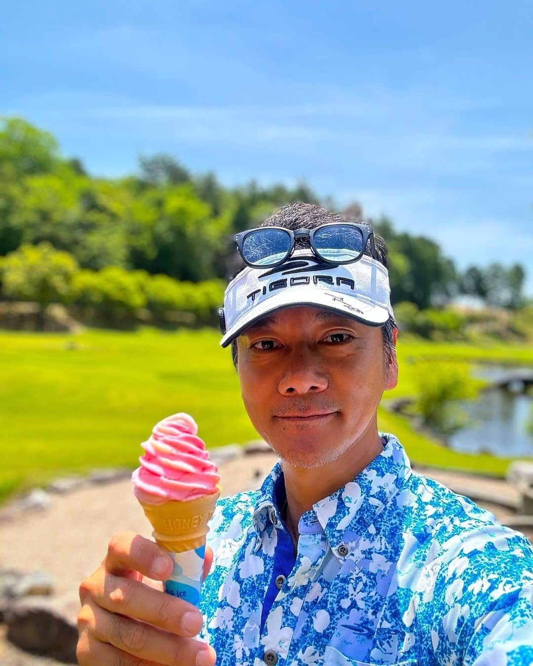 元木行哉のインスタグラム：「⁡ お茶屋さんでリフレッシュチャーーージ🍦⛳️🏌️‍♂️ ⁡まるで夏日。 暑くなってきましたね。 熱中症には気をつけましょう🥵  #ゴルフ  #元木行哉  #golf  #ゴルフ女子  #ゴルフ男子  #山口県  #ゴルフ好き集まれ  #ティゴラ  #tigoragolf」