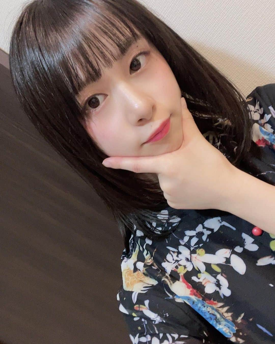 前田佳織里のインスタグラム：「美容院いってきましたー！✨ 久しぶりに行けてスッキリ😎だいぶ伸びっぱなしになっていたので暗めにして毛先も整えたりしてもらいました🍀 緑と紫もほんのりはいってるらしいです☺️ すげ〜！  暑くなってきたしこれで夏に向けて戦える…💪🏻  #美容院 #夏」