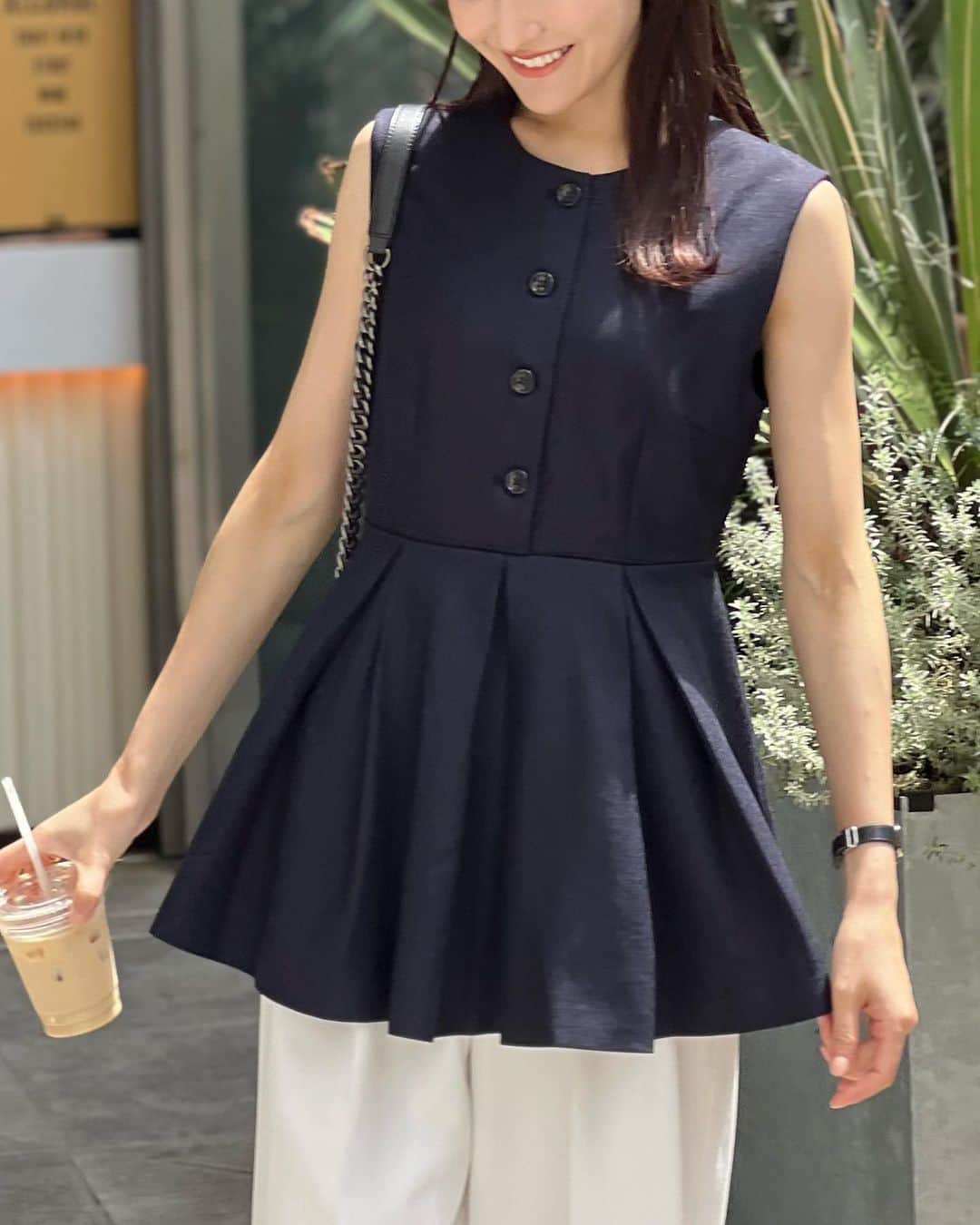 金子麻貴さんのインスタグラム写真 - (金子麻貴Instagram)「初日から沢山のお客様にお会い出来て1日があっという間に過ぎて行く伊勢丹POPUP😭✨  毎回来てくださるお客様や期間中何度か足を運んでくださるお客様にまたお会い出来てとても嬉しいです💓初めてPOPUPにお越しくださるお客様も優しく話しかけてくださりありがとうございます✨🥺  再入荷したものもすぐ完売間近になってしまいましたが、まだご用意があるものもありますので残り2日間お待ちしております🥰  このプリーツペプラムトップスも再入荷しました❤️腰の高めの位置で切り替えられているのでワイドパンツにも合わせられます。  @re_gleam  @isetan_shinjuku_urbancloset   #fashion#regleam#isetanshinjuku#chanel#リグリーム#ノースリーブ#ノースリトップス#ペプラムトップス#ママコーデ#シンプルコーデ#夏コーデ#伊勢丹新宿」5月21日 20時20分 - mtmmaki