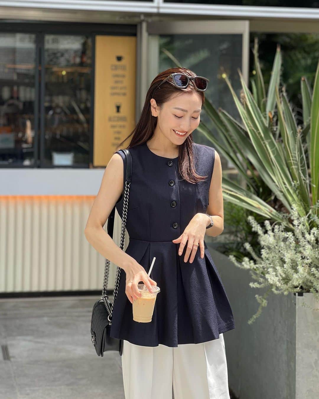 金子麻貴さんのインスタグラム写真 - (金子麻貴Instagram)「初日から沢山のお客様にお会い出来て1日があっという間に過ぎて行く伊勢丹POPUP😭✨  毎回来てくださるお客様や期間中何度か足を運んでくださるお客様にまたお会い出来てとても嬉しいです💓初めてPOPUPにお越しくださるお客様も優しく話しかけてくださりありがとうございます✨🥺  再入荷したものもすぐ完売間近になってしまいましたが、まだご用意があるものもありますので残り2日間お待ちしております🥰  このプリーツペプラムトップスも再入荷しました❤️腰の高めの位置で切り替えられているのでワイドパンツにも合わせられます。  @re_gleam  @isetan_shinjuku_urbancloset   #fashion#regleam#isetanshinjuku#chanel#リグリーム#ノースリーブ#ノースリトップス#ペプラムトップス#ママコーデ#シンプルコーデ#夏コーデ#伊勢丹新宿」5月21日 20時20分 - mtmmaki