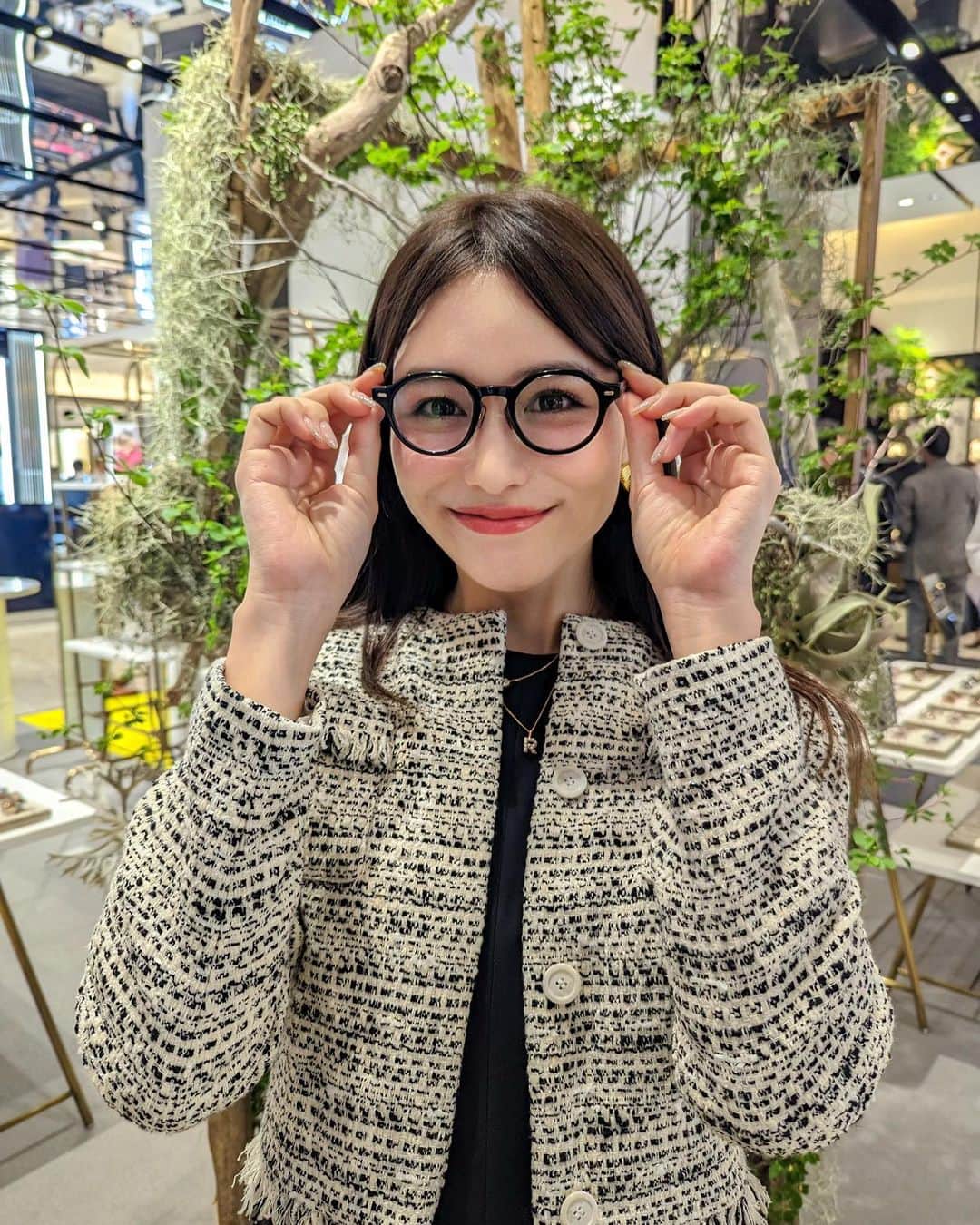 石井里奈さんのインスタグラム写真 - (石井里奈Instagram)「今週末は大阪の大丸心斎橋店で @maison_de_luxe_lunettes のPOPUPイベントに2日間立ち会いさせていただきました🫶❤️ . 本当に大丸さんをはじめ、いつものグラスパートナーメンバーなど、とーーっても素敵な方々とご一緒できてあっという間の時間でした👓❤️ . フォロワーさんもたくさん来てくださって本当にありがとうございました🥹❣️あたたかいお言葉沢山いただけて日々の励みにもなるしパワーーをたくさんいただけました🥹❤️ . イメージモデルをさせていただいてちょうど1年❣️本当にありがたいです☺️✨よりこの一年で眼鏡、サングラスの魅力を今まで以上に感じられたし、なにより眼鏡でオシャレする楽しさをより感じられました❤️ デザイナーの @maison_de_luxe_sanae さんはもうお姉さん的な存在！今回一緒に写真撮れてよかった🫶😘 . 本当にこだわり抜かれた素敵な商品で手に取って目で見ていただけたら絶対欲しくなるので笑、ぜひこの機会にお近くの方はぜひ来ていただけたら❤️ 23日まで1階で開催してます！ . あー楽しかったなぁ...🫶 お洋服はタグ付けしときますね❣️ . #maisondeluxe #メゾンドリュクスルネッツ #maisondeluxelunettes #大丸 #大丸心斎橋 #眼鏡 #サングラス #sunglasses #glasses #眼鏡女子 #めがね #めがね女子 #眼鏡コーデ #サングラス女子 #サングラスコーデ」5月21日 20時21分 - ri7tin1025