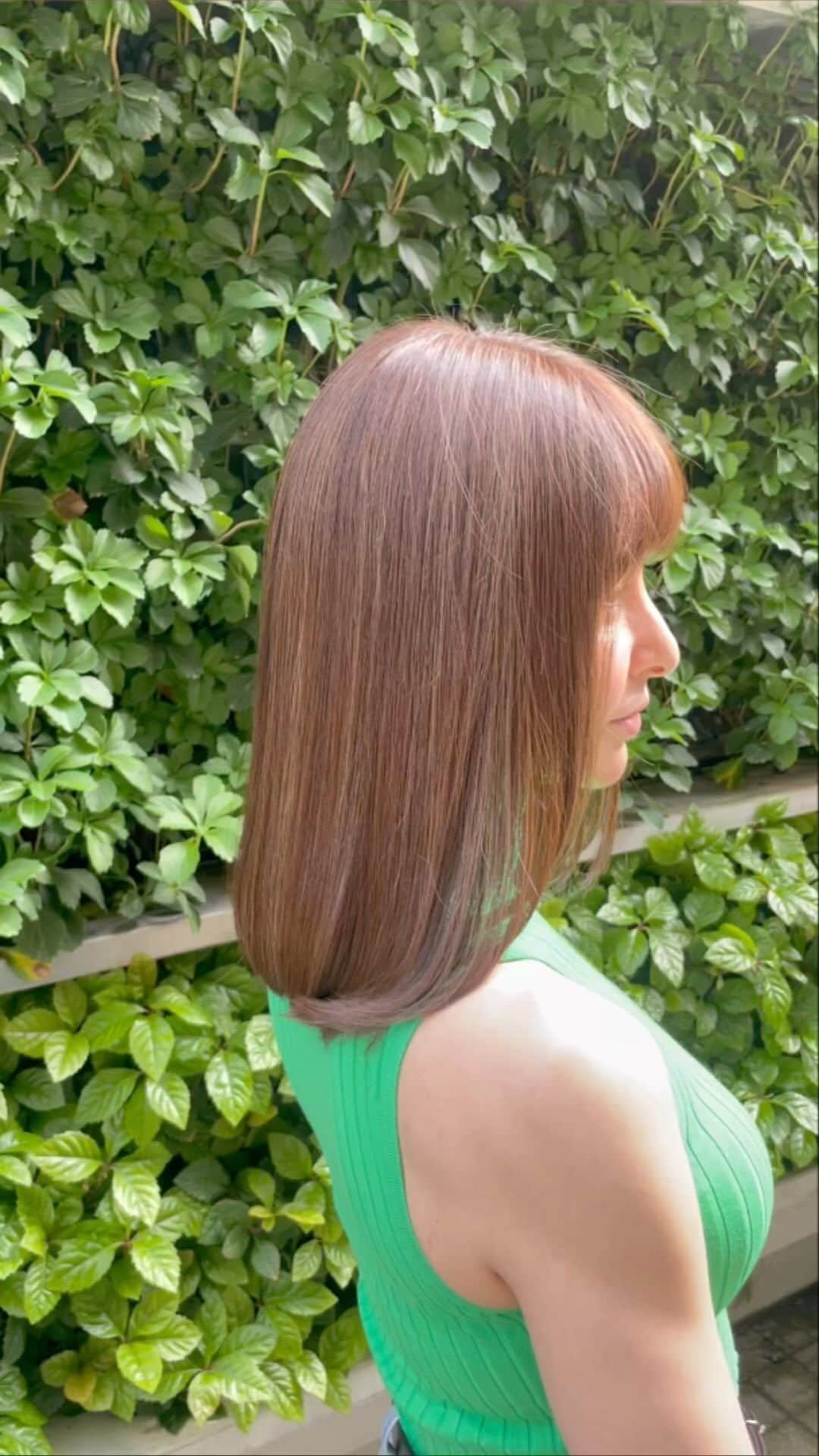 Emiのインスタグラム：「今井さんはカラーもすごく上手👏 そしてairのトリートメントは３週間は持つ✨ 特別なホームケアしなくても オールインワンシャンプー（最近はkiccaに夢中）で ずっと良い状態を保てるの✨ 髪に艶があると肌も綺麗に見えるんだよ‼️ 足先から頭の先までトータルでいい女で居たい✨  #hair #hairstyle #beauty #fitness #training #diet #yoga #pilates #health #美髪　#美尻　#美脚　 #トリートメント　#ヘアケア」