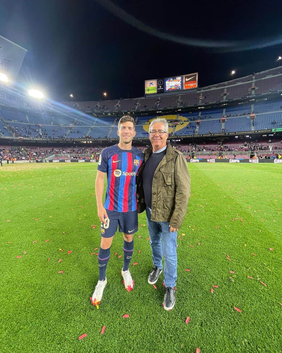 セルジ・ロベルトさんのインスタグラム写真 - (セルジ・ロベルトInstagram)「Dia molt especial celebrant la Lliga amb la nostre afició i la familia 🏆❤️! Això no seria possible sense vosaltres! Seguim sumant moments especials! Gràcies a tots!!」5月21日 20時33分 - sergiroberto