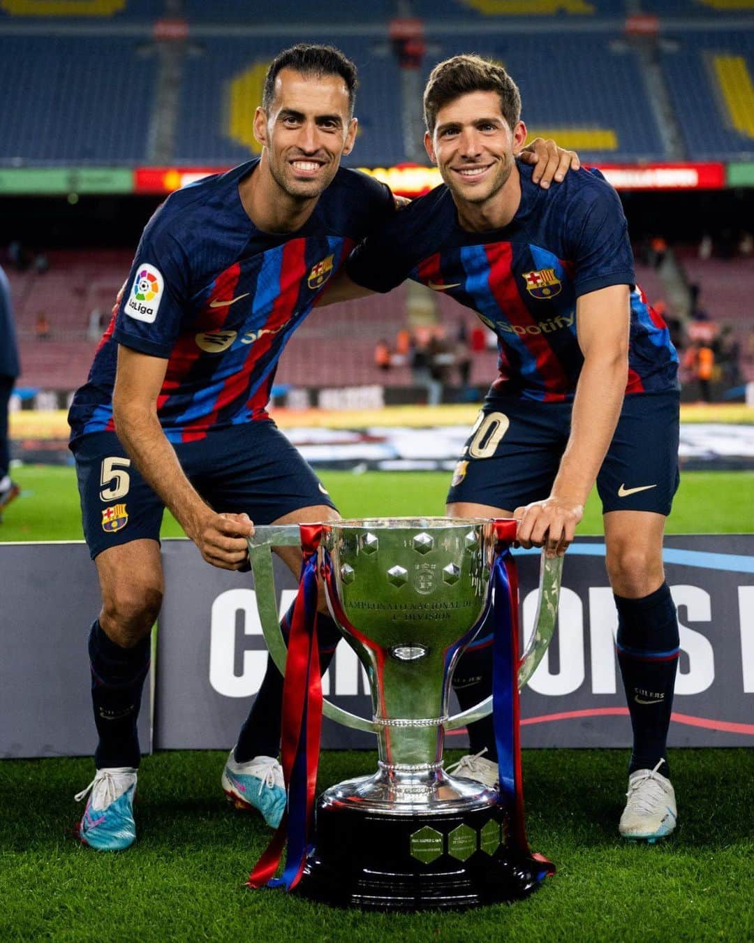 セルジ・ロベルトのインスタグラム：「Dia molt especial celebrant la Lliga amb la nostre afició i la familia 🏆❤️! Això no seria possible sense vosaltres! Seguim sumant moments especials! Gràcies a tots!!」