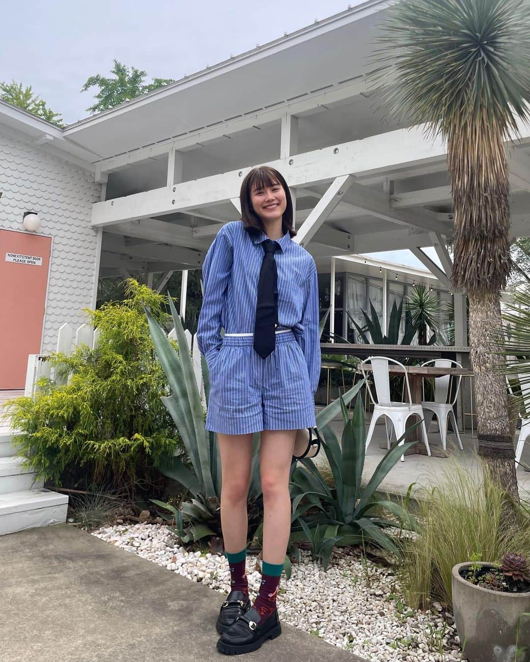 藤本林花美愛のインスタグラム：「☎️💙👔  お気に入りのシャツのセットアップに キュートなソックスを合わせて遊んでみた日😉  Socks: @happysocks @happysocksjapan  Tops & trousers: @zara  Bag: @nanananaofficial   #happysocks #ハッピーソックス #シャツコーデ #ネクタイ #necktie #nananana」