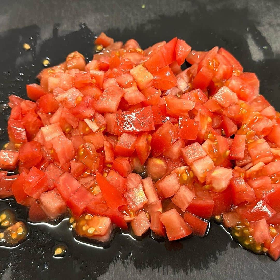 しにゃさんのインスタグラム写真 - (しにゃInstagram)「今日はタコとトマトとブロッコリーを使ったごちそうブルスケッタをご紹介します🤗✨ タコのうま味とトマトの酸味、にんにくとバジルをきかせたオイルがめちゃウマです😋💕 粉チーズを加えることでコクが出て、めっちゃ美味しくなりますよ🙌🏻 キンキンのワインやスパークリングにピッタリで、これからの季節のおうち飲みや女子会に大活躍間違いなしです😆✨ それでは作り方をご紹介します✨       タコとトマトとブロッコリーの ごちそうブルスケッタ  【材料】３～４人分 ◎タコ(ボイル)・・・１５０g ◎トマト・・・１個 ◎ブロッコリー・・・１／２株 ◎バゲット・・・１本 （調味料） ◎オリーブオイル・・・大さじ３ ◎粉チーズ・・・大さじ１ ◎にんにく（チューブ）・・・小さじ１ ◎塩・・・小さじ１／２〜１ ◎バジル(乾燥)・・・適量 ◎ブラックペッパー・・・適量      【作り方】 １．ブロッコリーを小房に切り分け茹で、水気を切って細かく刻みます。 ※花蕾の部分が上、軸が下になるように茹でるのがポイントです。   ２．タコとトマトを１cm角に切ります  ３．ボウルにタコ、トマト、ブロッコリー、(調味料)を加えて混ぜ合わせ、冷蔵庫で冷やします。 ※塩は分量に幅をもたせてますので、味見しながら調整してください。   ４．バゲットをお好みの厚みに切り、お好みで軽く焼きます。   ５．③がしっかり冷えたらバゲットに乗せて器に盛りつけ完成です。     味はもちろん、見た目も鮮やかでホームパーティーに最高です😊✨ これからの暑い季節にもぴったりなので、ぜひお試しくださいね😆🙌🏻        より詳しいレシピはお手数ですがブログを見てください🤗✨ プロフィール欄のURL(@shinya6727 )、もしくはストーリーズのスワイプから飛べます😌✨  【お知らせ】 私の２冊目のレシピ本、「しにゃのやみつき！つまみ飯」重版されております🙌🏻 いつも応援してくださる皆さまのおかげです😂🙏 なるべくシンプルな食材や調味料、どこにでもある調理器具を使って作れるやみつきレシピをまとめた１冊になっております📚 お料理が好きな方も苦手な方も楽しんでいただける内容になっています😊  いつも通りの鶏むね肉やもやし、厚揚げといった、リーズナブルでヘルシーな食材を使った大満足レシピを多数掲載してます🙌🏻 とにかく幅広い方のお役に立てるレシピ本となっていますので、多くの方に手に取っていただけたら嬉しく思います😌🙏 お買い求めはAmazon、楽天などのネット通販か、全国の書店で📚 どうぞよろしくお願いします😊 ・ ・ ・ #レシピ #recipe #簡単レシピ #料理 #おうちごはん #おうち飲み #タコ #チーズ #おつまみ #cheese #トマト #tomatoes #bread #ブルスケッタ #ワイン」5月21日 20時27分 - shinya6727