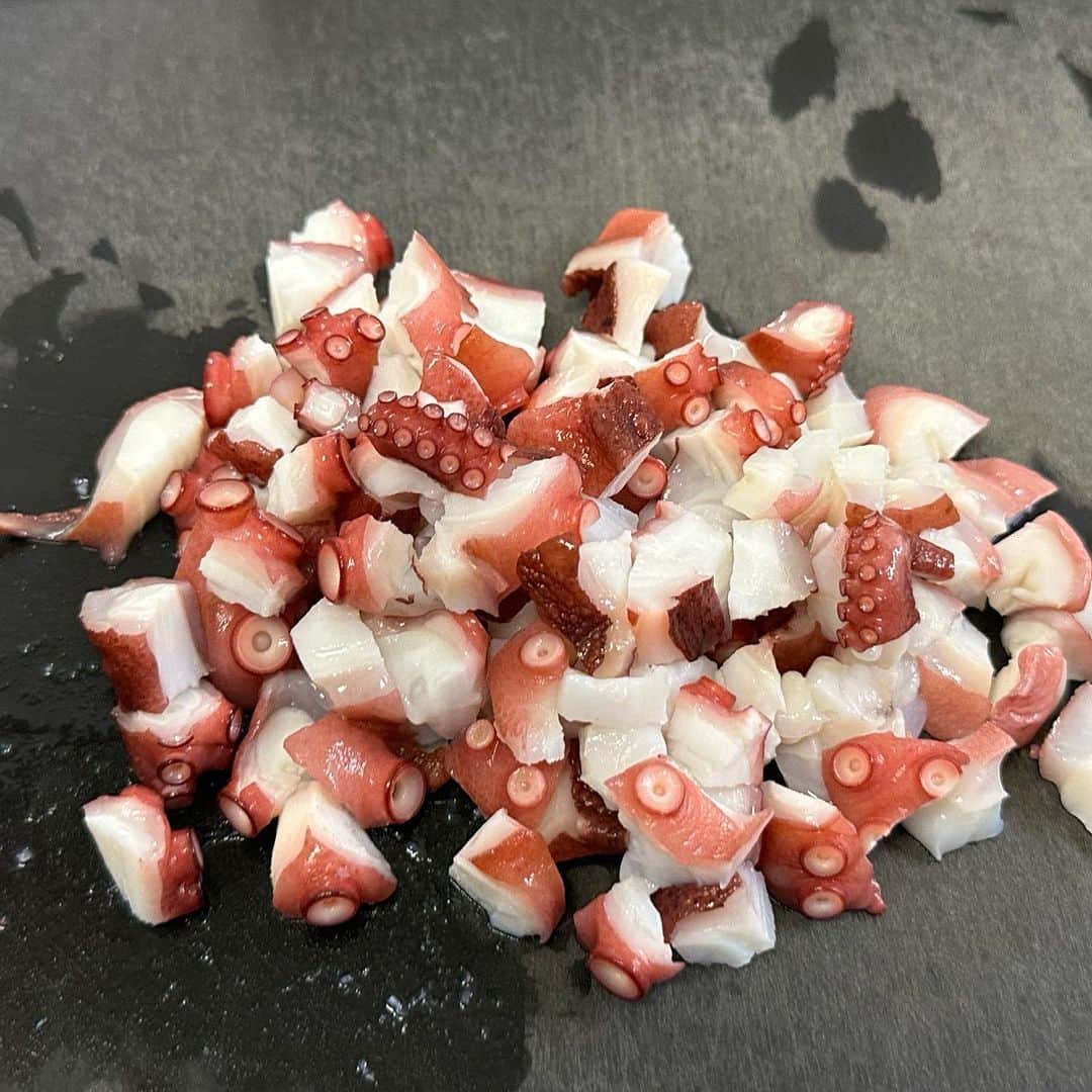 しにゃさんのインスタグラム写真 - (しにゃInstagram)「今日はタコとトマトとブロッコリーを使ったごちそうブルスケッタをご紹介します🤗✨ タコのうま味とトマトの酸味、にんにくとバジルをきかせたオイルがめちゃウマです😋💕 粉チーズを加えることでコクが出て、めっちゃ美味しくなりますよ🙌🏻 キンキンのワインやスパークリングにピッタリで、これからの季節のおうち飲みや女子会に大活躍間違いなしです😆✨ それでは作り方をご紹介します✨       タコとトマトとブロッコリーの ごちそうブルスケッタ  【材料】３～４人分 ◎タコ(ボイル)・・・１５０g ◎トマト・・・１個 ◎ブロッコリー・・・１／２株 ◎バゲット・・・１本 （調味料） ◎オリーブオイル・・・大さじ３ ◎粉チーズ・・・大さじ１ ◎にんにく（チューブ）・・・小さじ１ ◎塩・・・小さじ１／２〜１ ◎バジル(乾燥)・・・適量 ◎ブラックペッパー・・・適量      【作り方】 １．ブロッコリーを小房に切り分け茹で、水気を切って細かく刻みます。 ※花蕾の部分が上、軸が下になるように茹でるのがポイントです。   ２．タコとトマトを１cm角に切ります  ３．ボウルにタコ、トマト、ブロッコリー、(調味料)を加えて混ぜ合わせ、冷蔵庫で冷やします。 ※塩は分量に幅をもたせてますので、味見しながら調整してください。   ４．バゲットをお好みの厚みに切り、お好みで軽く焼きます。   ５．③がしっかり冷えたらバゲットに乗せて器に盛りつけ完成です。     味はもちろん、見た目も鮮やかでホームパーティーに最高です😊✨ これからの暑い季節にもぴったりなので、ぜひお試しくださいね😆🙌🏻        より詳しいレシピはお手数ですがブログを見てください🤗✨ プロフィール欄のURL(@shinya6727 )、もしくはストーリーズのスワイプから飛べます😌✨  【お知らせ】 私の２冊目のレシピ本、「しにゃのやみつき！つまみ飯」重版されております🙌🏻 いつも応援してくださる皆さまのおかげです😂🙏 なるべくシンプルな食材や調味料、どこにでもある調理器具を使って作れるやみつきレシピをまとめた１冊になっております📚 お料理が好きな方も苦手な方も楽しんでいただける内容になっています😊  いつも通りの鶏むね肉やもやし、厚揚げといった、リーズナブルでヘルシーな食材を使った大満足レシピを多数掲載してます🙌🏻 とにかく幅広い方のお役に立てるレシピ本となっていますので、多くの方に手に取っていただけたら嬉しく思います😌🙏 お買い求めはAmazon、楽天などのネット通販か、全国の書店で📚 どうぞよろしくお願いします😊 ・ ・ ・ #レシピ #recipe #簡単レシピ #料理 #おうちごはん #おうち飲み #タコ #チーズ #おつまみ #cheese #トマト #tomatoes #bread #ブルスケッタ #ワイン」5月21日 20時27分 - shinya6727