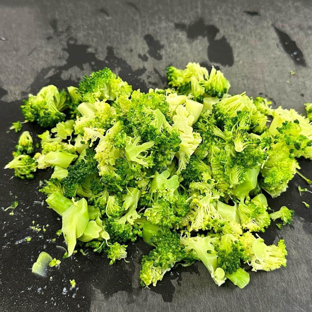 しにゃさんのインスタグラム写真 - (しにゃInstagram)「今日はタコとトマトとブロッコリーを使ったごちそうブルスケッタをご紹介します🤗✨ タコのうま味とトマトの酸味、にんにくとバジルをきかせたオイルがめちゃウマです😋💕 粉チーズを加えることでコクが出て、めっちゃ美味しくなりますよ🙌🏻 キンキンのワインやスパークリングにピッタリで、これからの季節のおうち飲みや女子会に大活躍間違いなしです😆✨ それでは作り方をご紹介します✨       タコとトマトとブロッコリーの ごちそうブルスケッタ  【材料】３～４人分 ◎タコ(ボイル)・・・１５０g ◎トマト・・・１個 ◎ブロッコリー・・・１／２株 ◎バゲット・・・１本 （調味料） ◎オリーブオイル・・・大さじ３ ◎粉チーズ・・・大さじ１ ◎にんにく（チューブ）・・・小さじ１ ◎塩・・・小さじ１／２〜１ ◎バジル(乾燥)・・・適量 ◎ブラックペッパー・・・適量      【作り方】 １．ブロッコリーを小房に切り分け茹で、水気を切って細かく刻みます。 ※花蕾の部分が上、軸が下になるように茹でるのがポイントです。   ２．タコとトマトを１cm角に切ります  ３．ボウルにタコ、トマト、ブロッコリー、(調味料)を加えて混ぜ合わせ、冷蔵庫で冷やします。 ※塩は分量に幅をもたせてますので、味見しながら調整してください。   ４．バゲットをお好みの厚みに切り、お好みで軽く焼きます。   ５．③がしっかり冷えたらバゲットに乗せて器に盛りつけ完成です。     味はもちろん、見た目も鮮やかでホームパーティーに最高です😊✨ これからの暑い季節にもぴったりなので、ぜひお試しくださいね😆🙌🏻        より詳しいレシピはお手数ですがブログを見てください🤗✨ プロフィール欄のURL(@shinya6727 )、もしくはストーリーズのスワイプから飛べます😌✨  【お知らせ】 私の２冊目のレシピ本、「しにゃのやみつき！つまみ飯」重版されております🙌🏻 いつも応援してくださる皆さまのおかげです😂🙏 なるべくシンプルな食材や調味料、どこにでもある調理器具を使って作れるやみつきレシピをまとめた１冊になっております📚 お料理が好きな方も苦手な方も楽しんでいただける内容になっています😊  いつも通りの鶏むね肉やもやし、厚揚げといった、リーズナブルでヘルシーな食材を使った大満足レシピを多数掲載してます🙌🏻 とにかく幅広い方のお役に立てるレシピ本となっていますので、多くの方に手に取っていただけたら嬉しく思います😌🙏 お買い求めはAmazon、楽天などのネット通販か、全国の書店で📚 どうぞよろしくお願いします😊 ・ ・ ・ #レシピ #recipe #簡単レシピ #料理 #おうちごはん #おうち飲み #タコ #チーズ #おつまみ #cheese #トマト #tomatoes #bread #ブルスケッタ #ワイン」5月21日 20時27分 - shinya6727