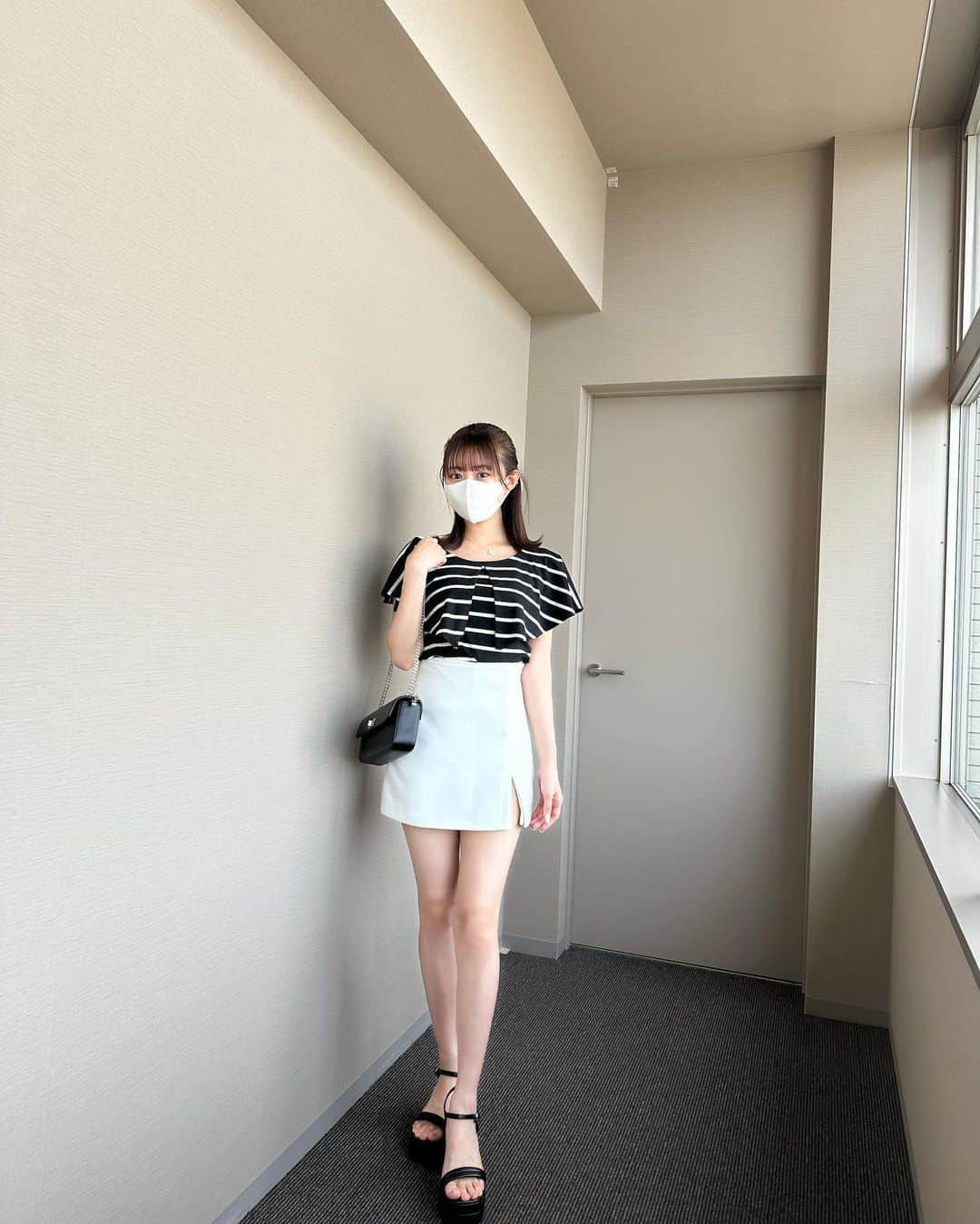 Ayanaさんのインスタグラム写真 - (AyanaInstagram)「🤍🖤 ⁡ 世間はもうすぐ梅雨入りかなあ☂️ ⁡ 雨に負けず毎日投稿するので みんなも毎日見てくれたら嬉しいです🤤♪ ⁡ 今日のコーデ。 大きめ衿が目を惹く主役見えトップスに シンプルなミニスカートを🤍 トップスはZOZOにて1000円OFFだヨ🐣 衿が二の腕隠してくれるの最高すぎる✨️ ⁡ tops: @rmine_official  skirt: @zara  sandal: @grl_official  ⁡ ⁡ #プチプラ #プチプラコーデ #夏コーデ #夏服 #Rmine #アールマイン #骨格ナチュラル #ミニスカ #ミニスカート #ZARA #ザラ #zaraコーデ  #ザラ購入品 #GRL #グレイル #グレイル購入品  #grl購入品 #grlコーデ #グレイルコーデ」5月21日 20時28分 - naalunlun