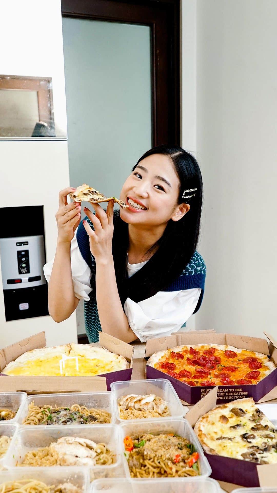 仲川遥香のインスタグラム：「Lagi kumpul sama temen, mau pesen makan ramean tapi takut ribet? Pakai caraku aja! ☺️  Pesen makanan di @GrabFoodID pakai fitur Group Order. Pesen ramean ramean, pilihnya masing-masing! Ada diskon sampai 150ribu juga loh! 😍👍🏼  Ngapain ribet pesen makan kalau lagi ngumpul? Pake fitur Group Order, semua jadi gampang dan #BebasSeenaknya ! Buruan cek #GrabFoodID sekarang yaa! 😍😍」
