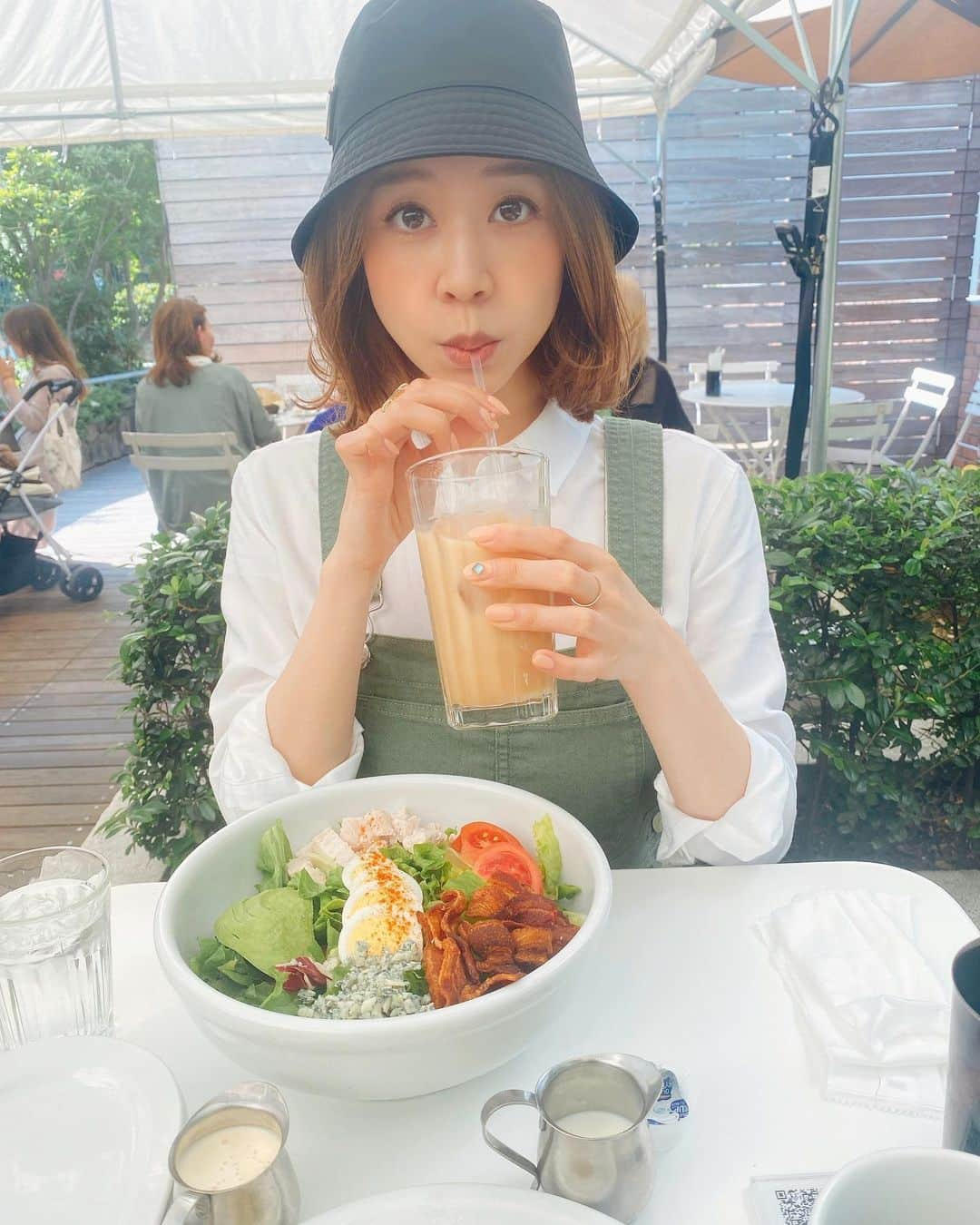 帆春さんのインスタグラム写真 - (帆春Instagram)「. お仕事の合間に🥗🥞🍴  #ハイトーン #ブリーチ #ハイライト #ボブ #切りっぱなしボブ #ハイトーンボブ #カラー #バケットハット #PRADA #オーバーオール #milkfed  #青山 #表参道 #クリスクロス #crisscross #カフェ #サラダ #パンケーキ #コーヒー #cafe  いい天気だったので テラスが気持ちよかった〜⛲️☀️✨」5月21日 20時29分 - hoharu_oyama