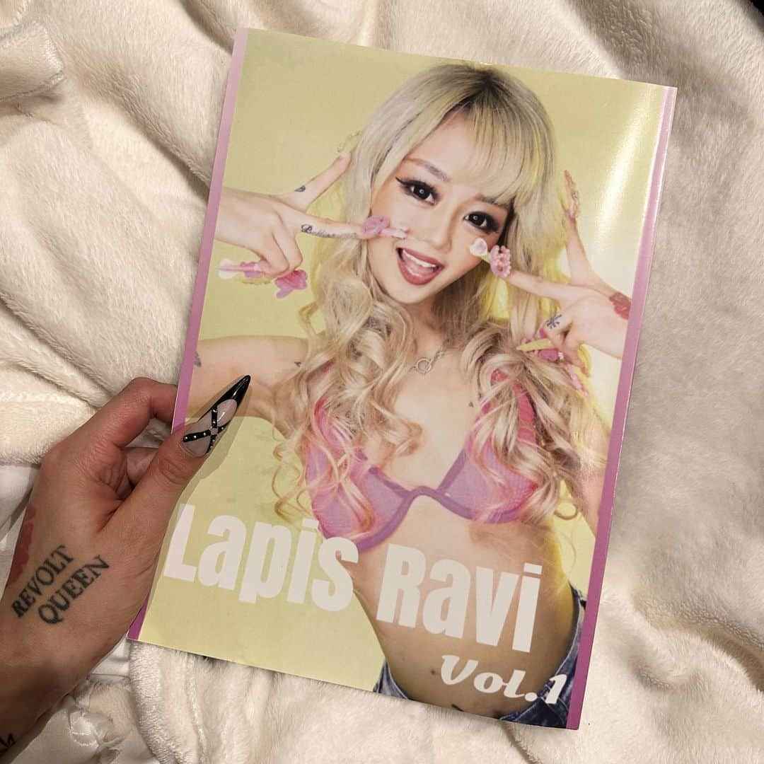 HIRANOAMIのインスタグラム：「じゅりさんが情報解禁したからあみも⤴️❤️‍🔥 .  Lapisravi初‼️第1弾の雑誌が 発売されます👏 今回その表紙を飾らせてもらいました👏💗 . 出来上がるまでに1年かかったから 内容は異なるけど じゅりさんワールド全開の可愛すぎる 雑誌📖 🦋⭐️💋💋💋 . ネイル好き、じゅりさんのファンは ぜひお手にとって頂きたいです🫨🩵🩵 発売日は @lapisravi_nail の インスタでチェックお願いします✅🙏 . #第1弾#ネイル雑誌#情報解禁 #派手ネイル#ギャルネイル #ラピスラビ#派手好き #ギャル好きな人と繋がりたい」