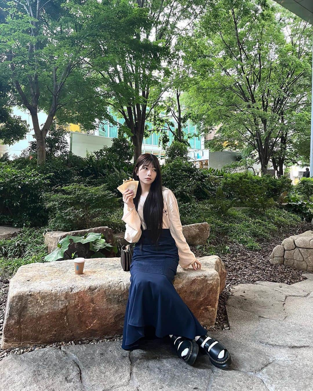 千葉恵里さんのインスタグラム写真 - (千葉恵里Instagram)「☁️ 🥀 ☁️ 🥀 ☁️ ⁡ ⁡ ⁡ ⁡ ⁡ 10月27日の誕生花 「チョコレートコスモス」のロンティー 🍫 🥀 ⁡ ⁡ マーメイドスカートもお気に入りで めっちゃ愛用してる〜 ♥︎ ⁡ ⁡ ⁡ ⁡ ⁡ ⁡ 5月26日に ラフォーレ原宿にて 「FRONT ROW by UUUM」の ポップアップ来店イベントあります！ ⁡ 是非、待ってます！ ⁡ ⁡ ⁡ ⁡ ⁡ ♪♪ ⁡ ⁡ #frontrow #uuum #ootd  #マーメイドスカート#デニム #スカート #ロングTシャツ #ロンティー」5月21日 20時30分 - eriierii_1027