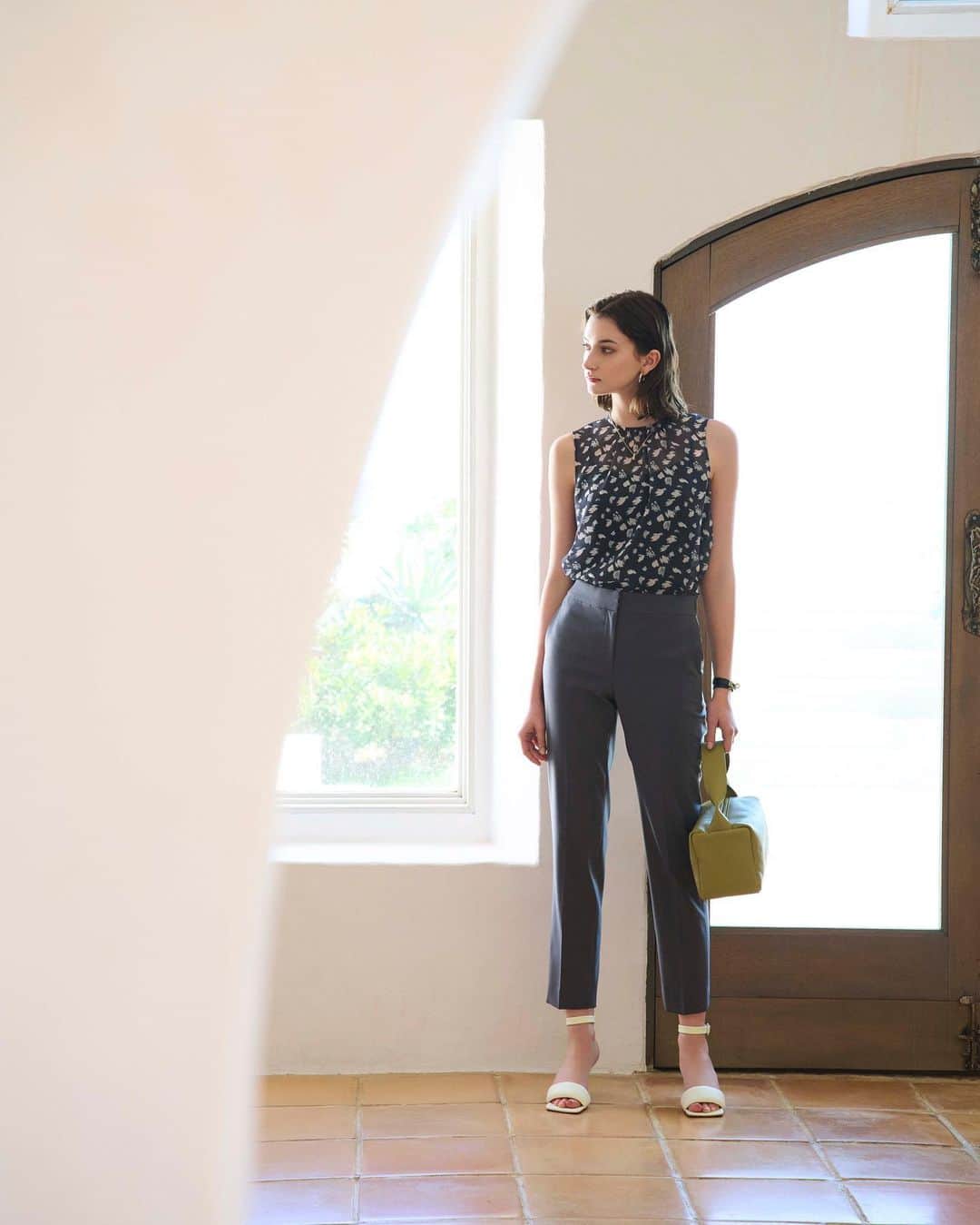 Theory luxe official account.のインスタグラム：「＜PANTS＞   ON STYLE 花柄ブラウスで女性らしいパンツスタイルに  合わせるアイテムを選ばない万能な美脚パンツに、花柄のノースリーブブラウスが着映え効果を発揮。 トップスインしてすっきりまとめ、シックな中にも華やかさを忘れずに。(1枚目)  OFF STYLE 美シルエットのパンツが光るワンツーコーデ  レッグラインに沿うテーパードパンツと、一枚でもサマになるひねりを効かせたカットソー。 それぞれの魅力を引き立て合って、完成度の高いワンツースタイルへと導く。(2枚目)  #theoryluxe #セオリーリュクス #パンツスタイル #ワントーン #ワントーンコーデ #テーパードパンツ #キレイめコーデ #キレイめカジュアル」