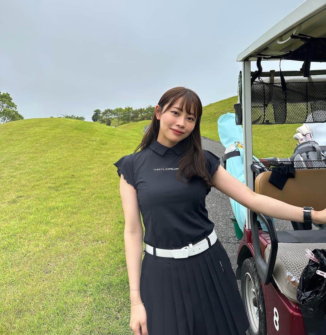 高木由梨奈のインスタグラム：「友達とラウンド⛳️✨ この @taylormade_golf_japan_apparel_ のウェア可愛くないですか？🥹 スカートはスイングするたびにヒラ〜ってするの👗最近のイチオシコーデです♡ ちなみにスコアは103でした〜✌️(4枚目) 自分的にはとても良いスコア☺️ ベストの102まで後一歩だったけどそこまで大きなミスもしないでいい調子で回れました⛳️！ 100切りがんばる〜！！  #ゴルフウェア #ゴルフ女子 #ゴルフ女子コーデ #100切り #テーラーメイド #テーラーメイドアパレル」