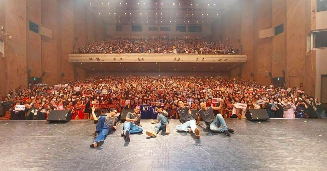 NESMITHのインスタグラム：「EXILE THE SECOND LIVE TOUR 2023 Twilight Cinema 石川公演✨  集まっていただいた皆さんの 「待ってました✨」 「やっと会えました✨」 というキラキラした笑顔に感動しっぱなしな空間でした✨ チケットをゲットして恐らく何ヶ月もこの日を楽しみにしていて、 MCでTETSUYAさんも言ってましたが 「どんな服で行こうか？」 「どんなメイクで行こうか？」なんて皆さんも考えてましたか✨？ はぁ〜後３公演か、、、 地方公演は次回の北海道がラスト‼️ SHOKICHIの地元でツアー地方公演を締めて、東京のファイナルに繋げていきたいと思います🔥‼️‼️ 北海道の皆さん、楽しんじゃいましょう🎊‼️🎊‼️🎊‼️ #EXILETHESECOND #TwilightCinema #石川公演 #17公演目 #あっ‼︎‼︎‼︎ #忘れ物した‼︎‼︎‼︎ #福井市さんからの差し入れがあったのに #大福あんぱんの差し入れをいただいたのに #ショック過ぎる 😭😭😭」
