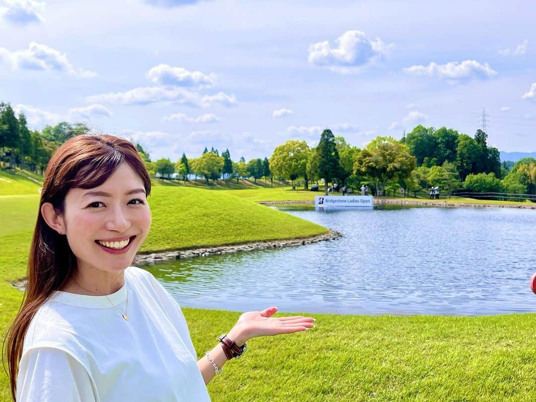 平山雅さんのインスタグラム写真 - (平山雅Instagram)「初めての観戦 ブリヂストンレディスオープン🏌️‍♀️🌿✨ トーナメント最終日のきょうは日差したっぷりでグリーンがとにかく美しくて🥹ゴルフ場を汗かきながら歩いて観戦するだけでとても気持ちよかった〜！！！ あと仕事仲間が各地で頑張る姿に刺激を受けました✨ 阿部ちゃん赤木ちゃん4日間本当にお疲れさまでした🤍  毎年仕事で関わっている大会ですが、観客として行くと改めて「こーんな近くで見られるのか…！」とプレーがより楽しめて最高でした🌞✨ 個人的には、16番ホール鈴木愛選手の2オンからのイーグルには興奮したなぁ…🥹 優勝した山下美夢有選手は強すぎました！！！  そして、帰ってお好み焼きパーティー！(広島でイギリスのスナク首相が作ってるの見て食べたくなった笑)  良き休日でした☺️  #休日 #ゴルフ観戦 #女子プロゴルフ #ゴルフ  #ブリヂストンレディスオープン #中京ゴルフ倶楽部石野コース  #お好み焼き  #ふたりでもホットプレートを囲む日はパーティーと呼ぶ   #阿部芳美 #赤木由布子 #平山雅」5月21日 20時34分 - miyabi_hirayama114