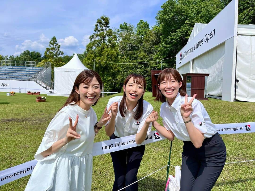 平山雅のインスタグラム：「初めての観戦 ブリヂストンレディスオープン🏌️‍♀️🌿✨ トーナメント最終日のきょうは日差したっぷりでグリーンがとにかく美しくて🥹ゴルフ場を汗かきながら歩いて観戦するだけでとても気持ちよかった〜！！！ あと仕事仲間が各地で頑張る姿に刺激を受けました✨ 阿部ちゃん赤木ちゃん4日間本当にお疲れさまでした🤍  毎年仕事で関わっている大会ですが、観客として行くと改めて「こーんな近くで見られるのか…！」とプレーがより楽しめて最高でした🌞✨ 個人的には、16番ホール鈴木愛選手の2オンからのイーグルには興奮したなぁ…🥹 優勝した山下美夢有選手は強すぎました！！！  そして、帰ってお好み焼きパーティー！(広島でイギリスのスナク首相が作ってるの見て食べたくなった笑)  良き休日でした☺️  #休日 #ゴルフ観戦 #女子プロゴルフ #ゴルフ  #ブリヂストンレディスオープン #中京ゴルフ倶楽部石野コース  #お好み焼き  #ふたりでもホットプレートを囲む日はパーティーと呼ぶ   #阿部芳美 #赤木由布子 #平山雅」