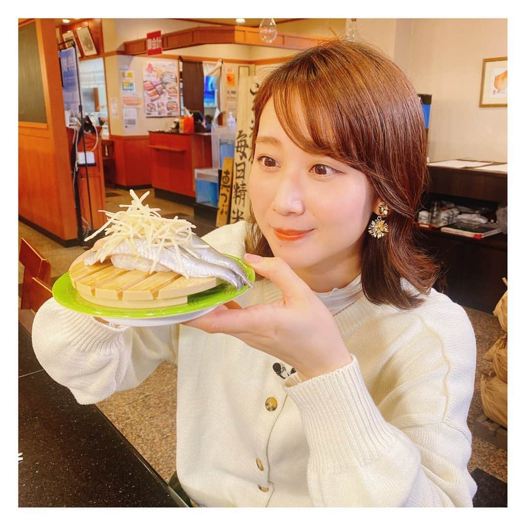 柴田平美のインスタグラム：「久しぶりに。 #〇〇と平美シリーズ  #イワシと平美  脂乗ってて美味しかった〜！  我が地元根室の名物 #花まる の回転寿司🍣✨  ねむろ観光大使の仕事として 美味しくいただきました😋笑  #根室 #根室花まる #寿司 #回転寿司 #札幌 #北海道 #アナウンサー」