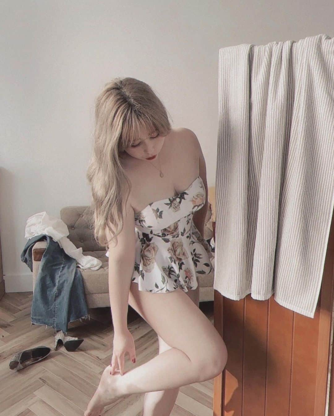 puinpiさんのインスタグラム写真 - (puinpiInstagram)「flower swim suit...♡  Puiで大人気だった花柄の水着を ペプラムにしました♡  色味にかなりこだわっていて、 他にはなかなかない大判の花柄になっています♡  当時このお花柄を作った時、 画家の方やデザイナー、プリントで色を合わすのに、ほんとに苦労したけど、大満足の仕上がり♡  着るとさらに良さがあり、 下地がホワイトなのに、膨張をふせぎラインが美しく見えて、  オトナのかわいさ爆発するので…  @puishop.official のショートムービーみてもらえると嬉しいです♡  2023/05/28 PM21:00 release  #Pui#Puishop #水着#花柄#ヘアスタイル#ミルクティーベージュ#お部屋紹介 #ソファー#インテリア#ビーチスタイル#プール」5月21日 20時37分 - puinpi