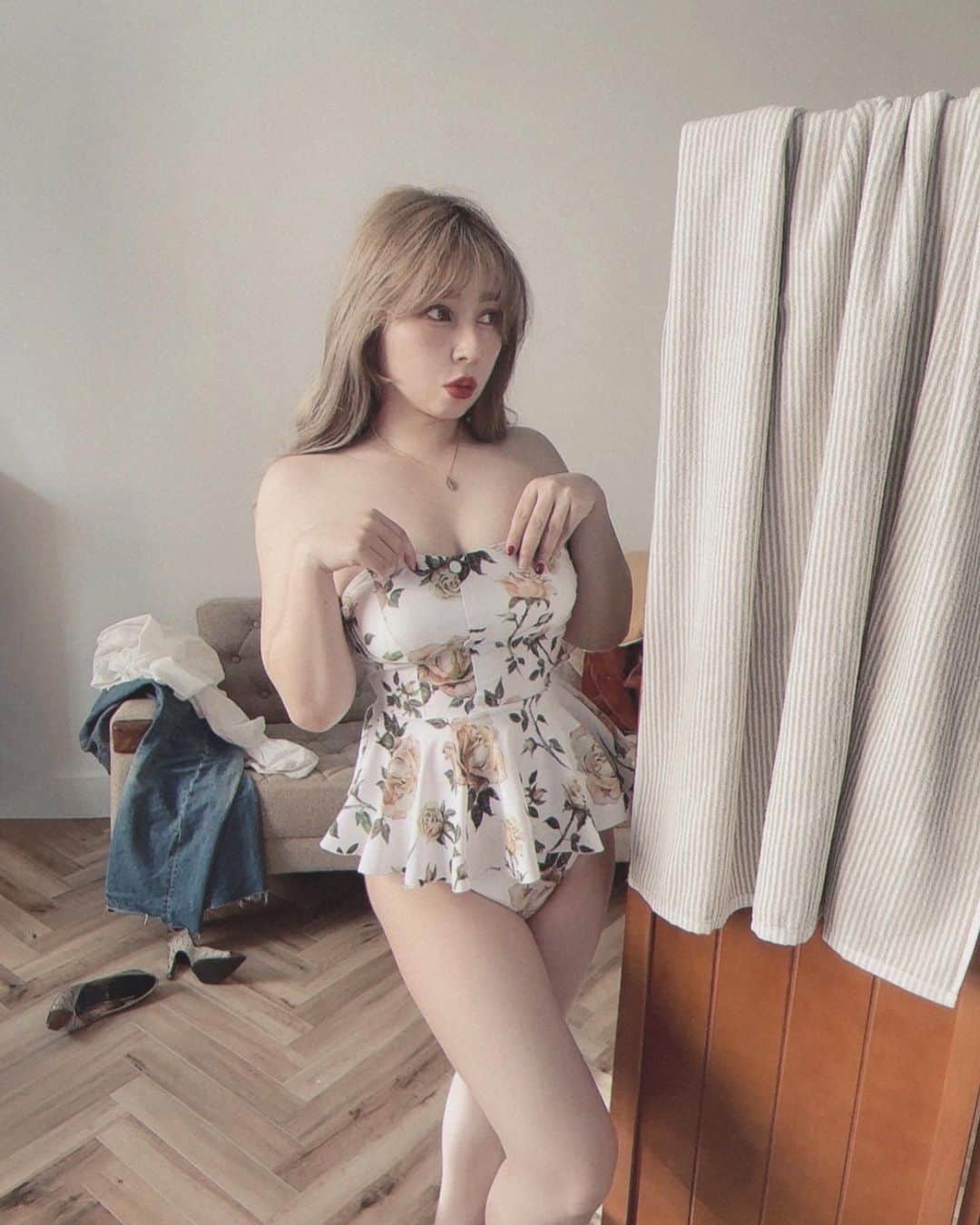 のインスタグラム：「flower swim suit...♡  Puiで大人気だった花柄の水着を ペプラムにしました♡  色味にかなりこだわっていて、 他にはなかなかない大判の花柄になっています♡  当時このお花柄を作った時、 画家の方やデザイナー、プリントで色を合わすのに、ほんとに苦労したけど、大満足の仕上がり♡  着るとさらに良さがあり、 下地がホワイトなのに、膨張をふせぎラインが美しく見えて、  オトナのかわいさ爆発するので…  @puishop.official のショートムービーみてもらえると嬉しいです♡  2023/05/28 PM21:00 release  #Pui#Puishop #水着#花柄#ヘアスタイル#ミルクティーベージュ#お部屋紹介 #ソファー#インテリア#ビーチスタイル#プール」