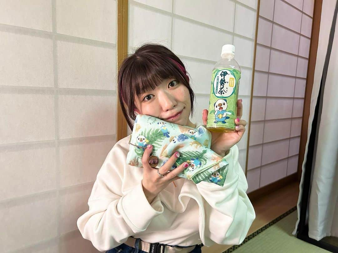 ぱいぱいでか美さんのインスタグラム写真 - (ぱいぱいでか美Instagram)「ミジュマルさ〜ん☺️💙 . 三重出身なので「みえ応援ポケモン」のミジュマルさんを応援しています🫶🏻 この前四日市にお仕事で行かせてもらったとき ミジュマル三点セットの写真撮って載せてなかった！  ハンカチとポーチは伊勢木綿を使ったもの！ ハンカチは前に日本橋の三重テラスで買ったんだけど ポーチ売り切れてて……😭 そしたらファンの方からプレゼントで頂きまして、 目の前で中身ちらっと見た瞬間にめちゃくちゃでかい声で騒いでしまいました。 大事に使ってるよん！ありがとう！ ポーチにはちっっっさい赤福のストラップもつけてる😘 お茶は三重テラスとか三重県内のコンビニとかでたまに置いてある ミジュマルパッケージの伊勢茶🍵✨ 買って勿体無くて飲めてなくて この日にやっと飲みました。笑  ちょっと前に松阪木綿を使ったミジュマルさんグッズも出たから また三重テラス行くぞー！ . #みえ応援ポケモン #ミジュマル さん #三重県出身 #三重 #伊勢木綿 #伊勢茶 #でか美ちゃん」5月21日 20時38分 - paipaidekami