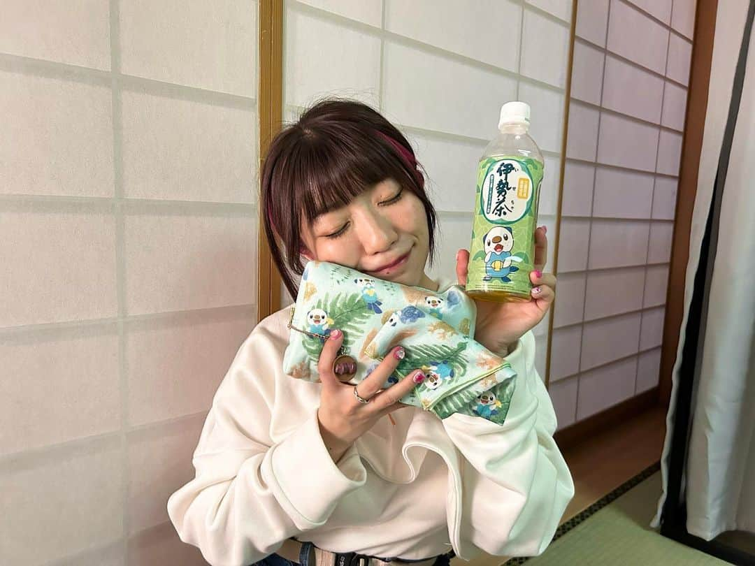 ぱいぱいでか美さんのインスタグラム写真 - (ぱいぱいでか美Instagram)「ミジュマルさ〜ん☺️💙 . 三重出身なので「みえ応援ポケモン」のミジュマルさんを応援しています🫶🏻 この前四日市にお仕事で行かせてもらったとき ミジュマル三点セットの写真撮って載せてなかった！  ハンカチとポーチは伊勢木綿を使ったもの！ ハンカチは前に日本橋の三重テラスで買ったんだけど ポーチ売り切れてて……😭 そしたらファンの方からプレゼントで頂きまして、 目の前で中身ちらっと見た瞬間にめちゃくちゃでかい声で騒いでしまいました。 大事に使ってるよん！ありがとう！ ポーチにはちっっっさい赤福のストラップもつけてる😘 お茶は三重テラスとか三重県内のコンビニとかでたまに置いてある ミジュマルパッケージの伊勢茶🍵✨ 買って勿体無くて飲めてなくて この日にやっと飲みました。笑  ちょっと前に松阪木綿を使ったミジュマルさんグッズも出たから また三重テラス行くぞー！ . #みえ応援ポケモン #ミジュマル さん #三重県出身 #三重 #伊勢木綿 #伊勢茶 #でか美ちゃん」5月21日 20時38分 - paipaidekami