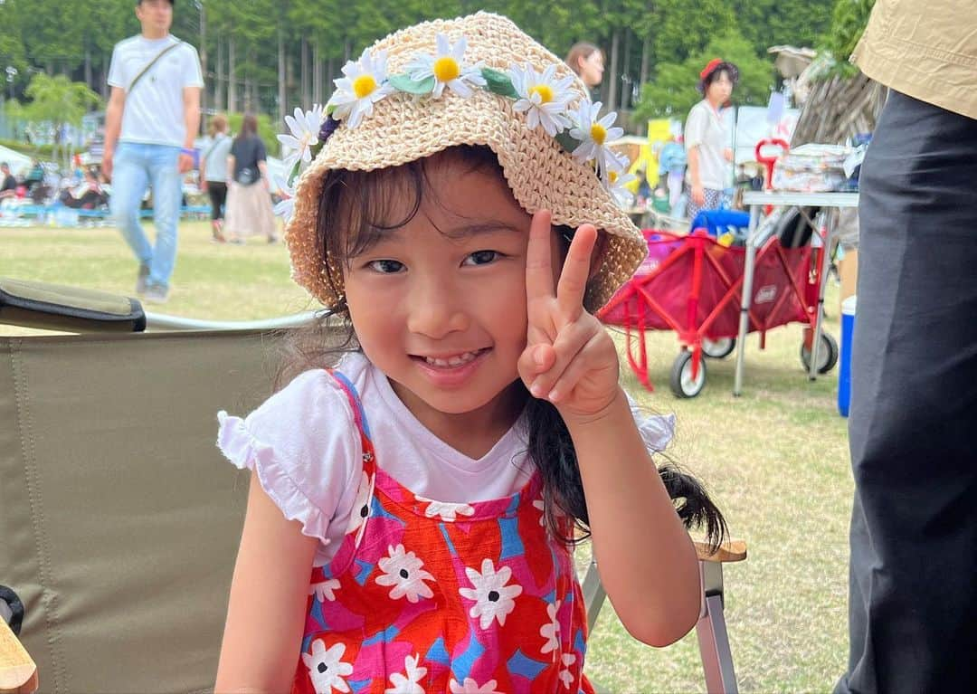 waco⭐️CHACOのインスタグラム：「ACO CHILL CAMP ワークショップにご参加くださったみなさまありがとうございました🌈 長男が産まれて早5年。次男が生まれて1年。子育てに専念し、オンラインを強化し、フェス出店は控えていたので、久々のワークショップでした。 にも関わらず、本当にたくさんの方にご参加いただけてとってもうれしかったです😭 (すぐに満杯になってしまい、ご参加できなかったみなさますみませんでした😭) Colemanさんのブースで時間をいただいて花冠ワークショップができ、かわいいお子さんの笑顔をたくさんいただき、幸せいっぱいです。  最初の写真は9年前に作製したタワレコさんと木村カエラさんとCHACOのトリプルコラボチャコバンド🌼 可愛くできたのも束の間即完の幻のアクセサリーとなりました。 そんなアイテムをつけて遊びにきてくれてもう感無量でした🥲  たくさんの笑顔に癒され久々の現場で久々の皆様にお会いできて息子たちもたくさん楽しめたようで、充実した2日間でした🌈  お世話になったみなさま、本当にありがとうございました🙏❤️  またお会いできる日を楽しみにしております☺️  @coleman_japan  @acochillcamp  @nijiirobox  @masanemoto  @tatsuumi  @etsushikubo  @kads_miida  @romiiiii」