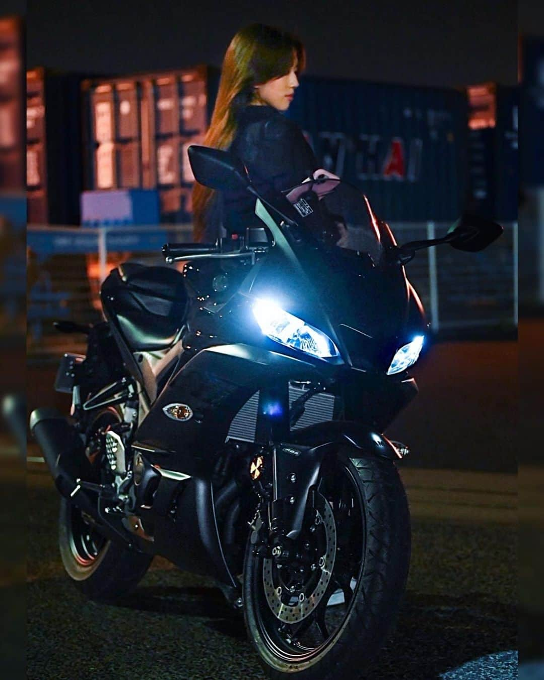 Azusaさんのインスタグラム写真 - (AzusaInstagram)「YAMAHA YZF-R25 🔮🐈‍⬛🏍️ ⁡ ナイトツーリングが1番好き✨東京の夜景を見ながら走ると最高に気持ちいい😆 ⁡ ⁡ #workout#fitness#fitnessbikini#bikinifitness#fitnessmotivation#personaltrainer#fitgirl#筋トレ女子#パーソナルトレーナー#ボディメイク女子#ボディメイク#バイク女子#バイク#ヤマハr25#bikergirl#motorcycle#motogirl#yamahar25#yamaha#sportsbikelife」5月21日 20時38分 - az.dancy