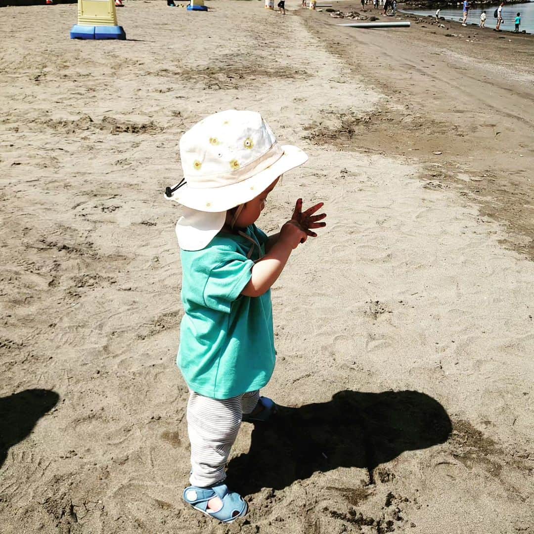 門倉貴史さんのインスタグラム写真 - (門倉貴史Instagram)「娘と海岸をお散歩❗めっちゃテンション上がっていた☺  イエーイ🤓😘イエーイ🤓😘イエーイ🤓😘  #赤ちゃんのいる生活 #海岸を散歩 #お台場海浜公園」5月21日 20時39分 - takashikadokura